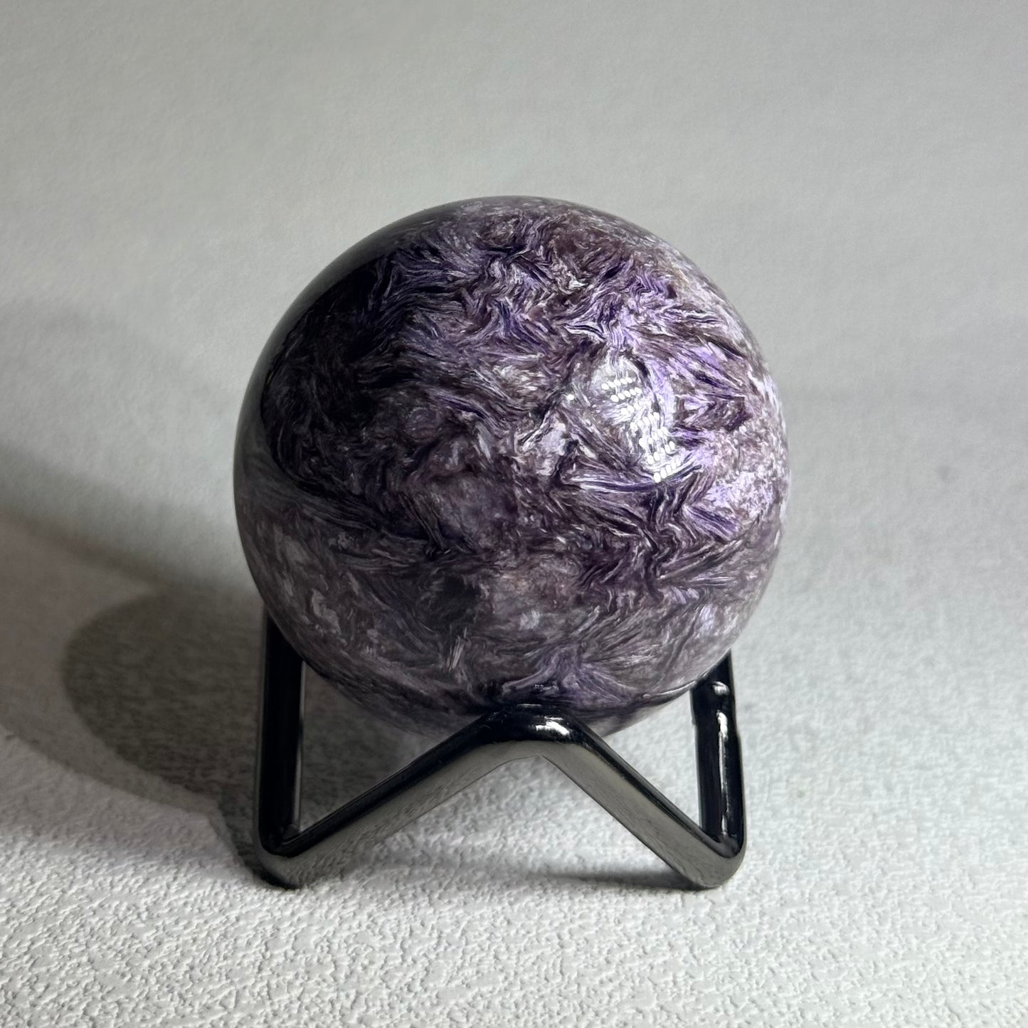 紫龍晶球 - 4.6cm|天然水晶球|Charoite Sphere|轉化負能・靈性覺醒・情緒療癒・出入平安