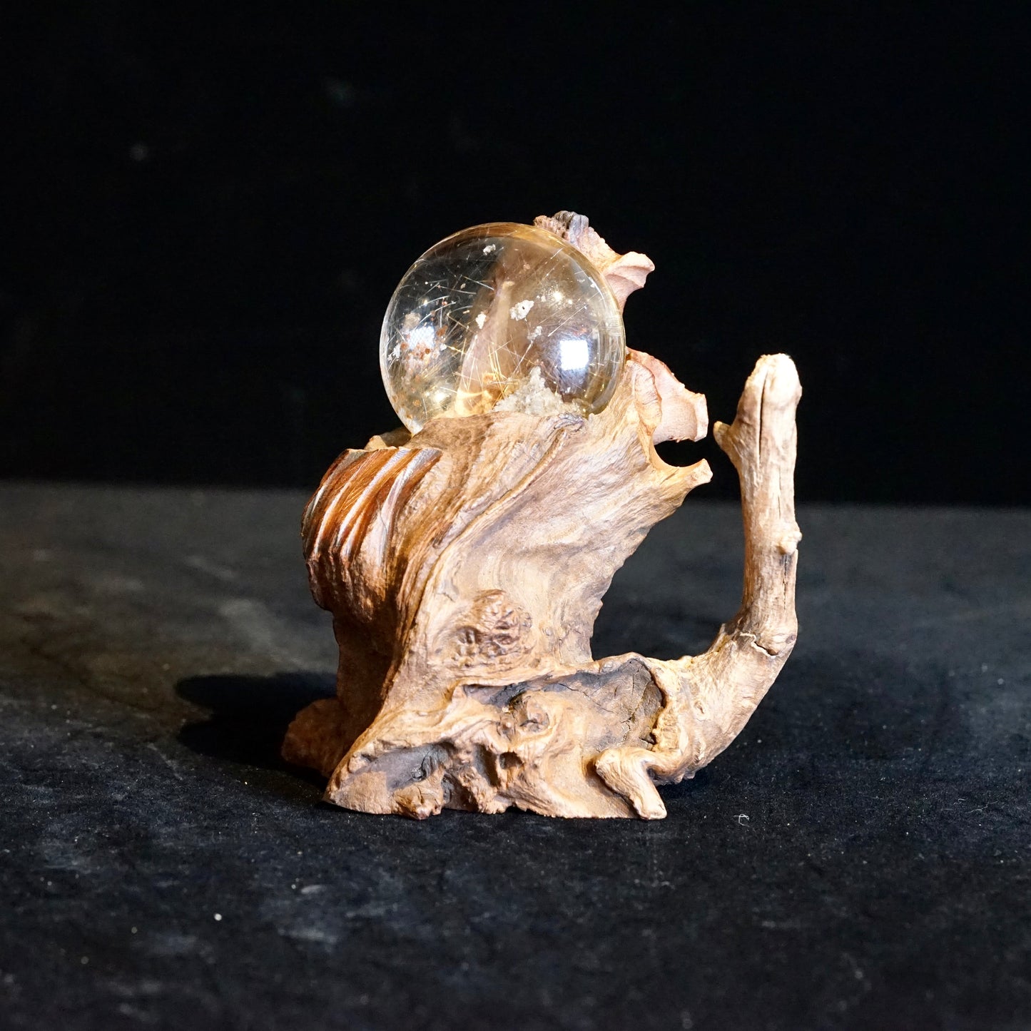 幽靈穿金髮擺件