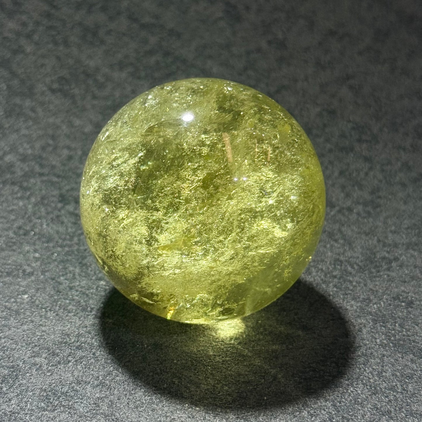 爆彩黃水晶球 5.9cm|天然水晶球|Crackled Yellow Citrine Sphere|招財聚氣・自信行動・好心情能量