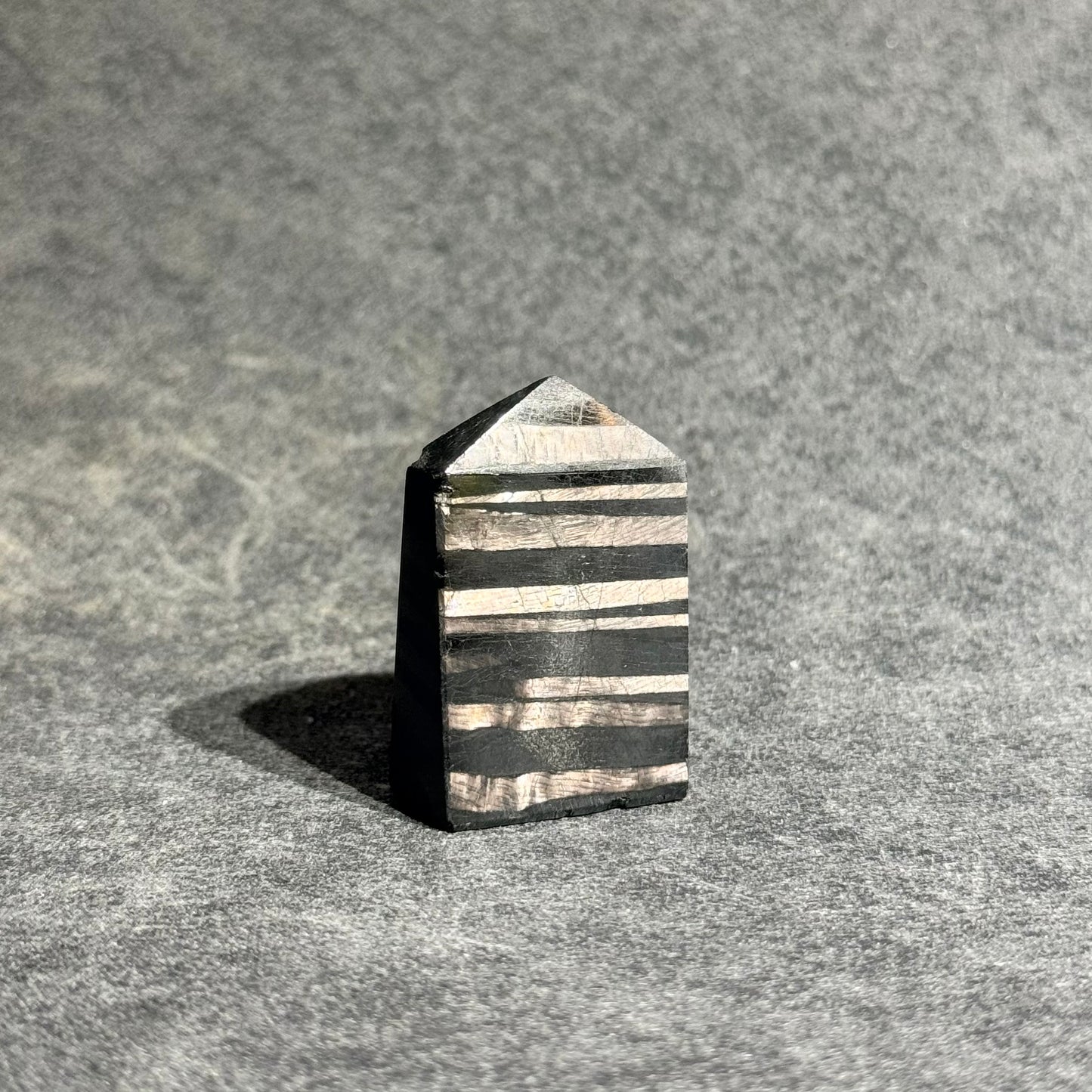 金運石能量柱|天然紫蘇輝石水晶柱|Hypersthene Tower|招財聚能・穩定意志・防護負能量