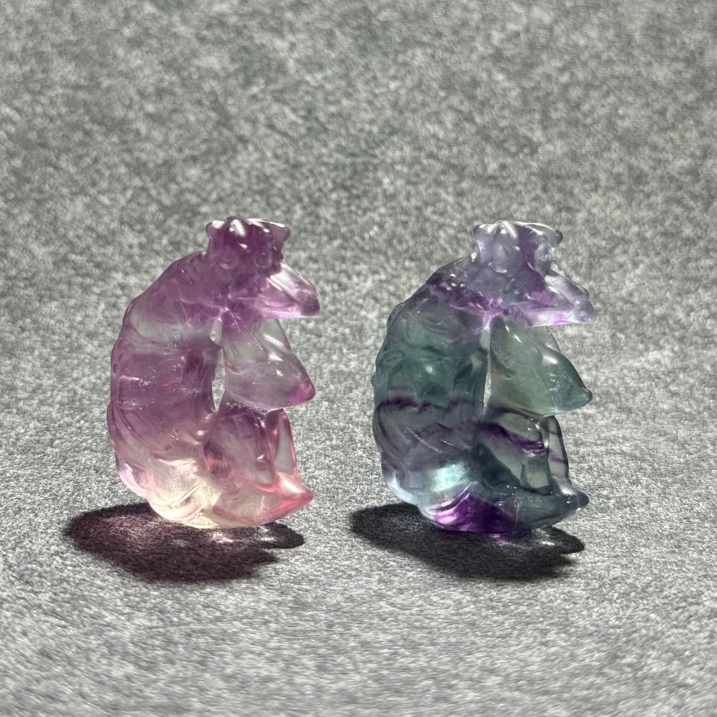 糖果螢石月亮九尾狐|天然水晶雕刻|Candy Fluorite Moon Nine‑Tailed Fox|人緣桃花・情感守護・直覺啟動