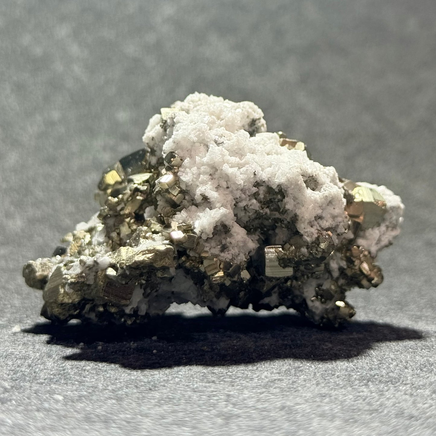 黃鐵礦白水晶共生礦標