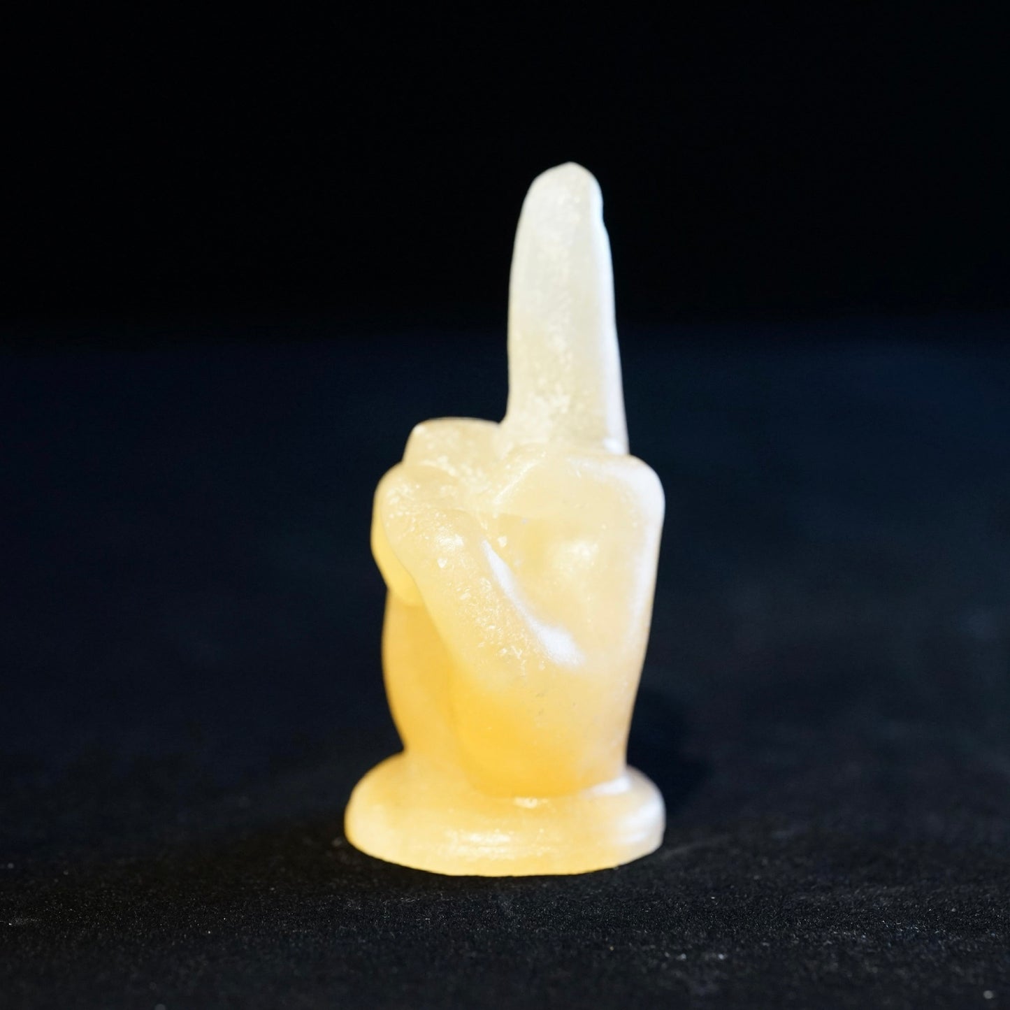 方解石中指雕刻擺件