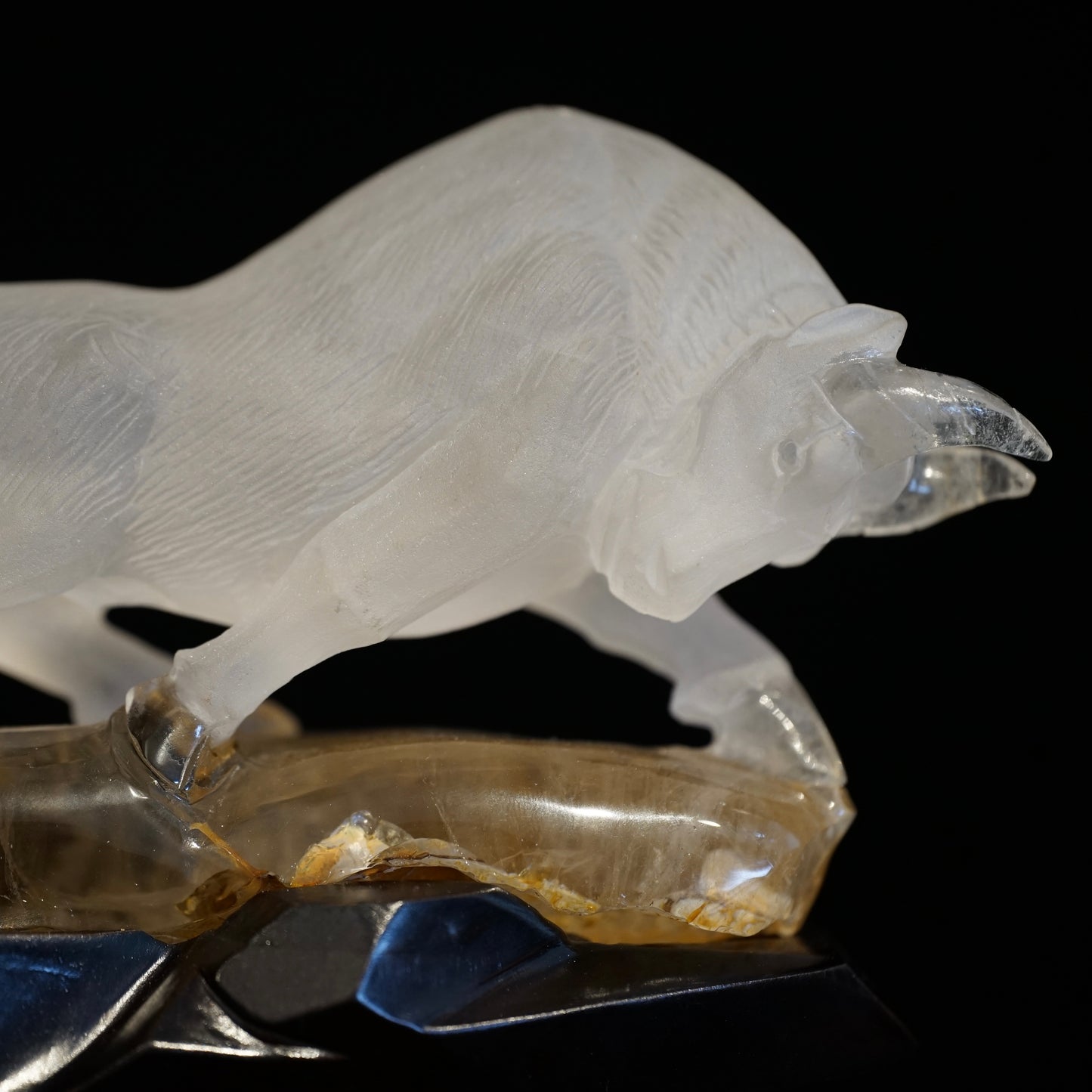 Bullish spirit - White crystal bull ornaments