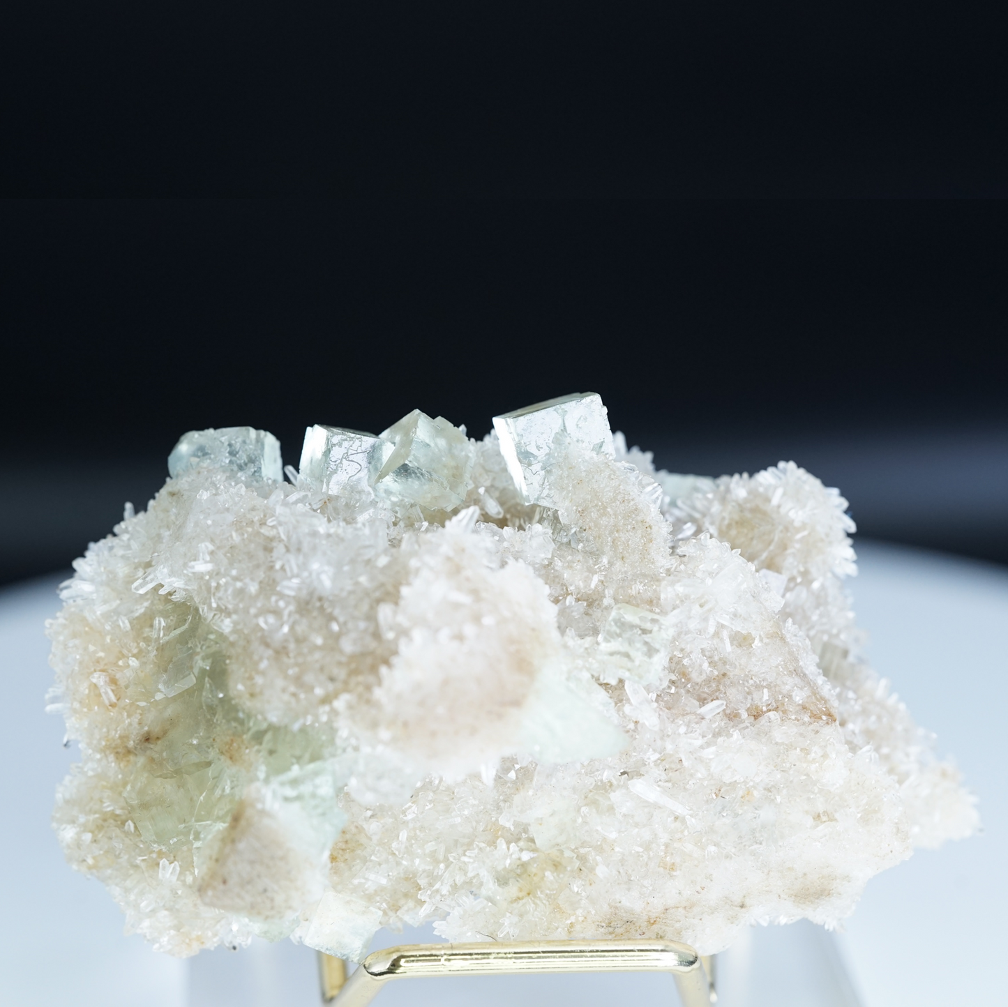 Fluorite crystal symbiotic mineral mark