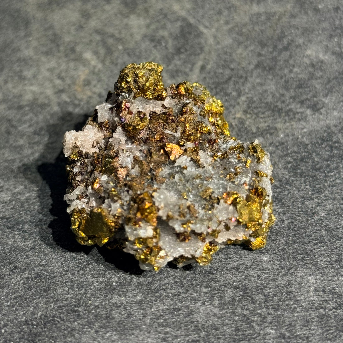 湖北大冶黃銅礦共生白水晶礦標|天然銅鐵硫化物原礦|Chalcopyrite with Quartz|招財聚能・提升自信・淨化空間