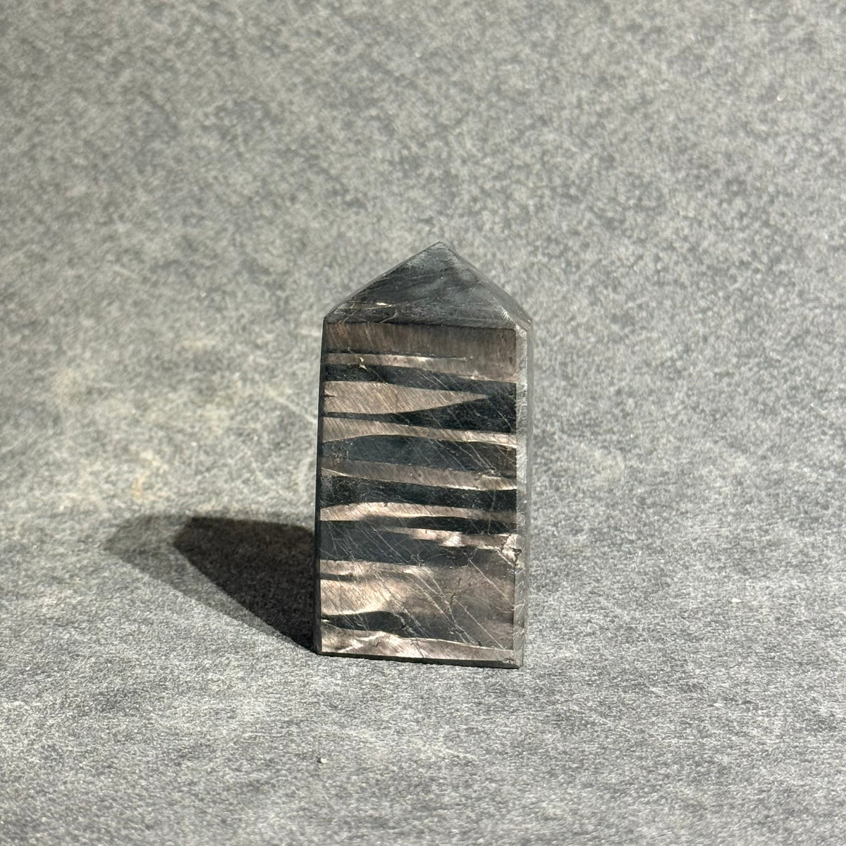 金運石能量柱|天然紫蘇輝石水晶柱|Hypersthene Tower|招財聚能・穩定意志・防護負能量 (大)