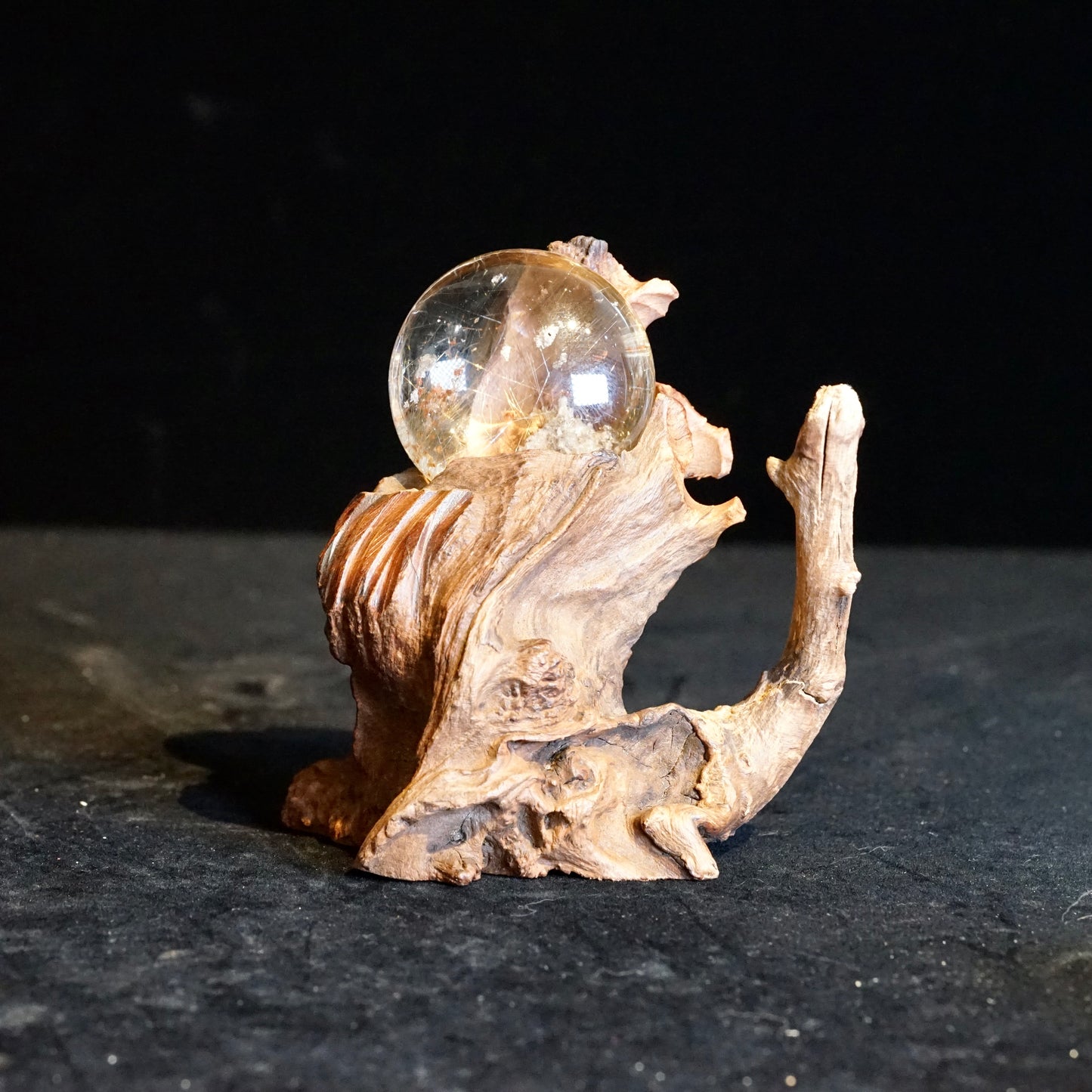 幽靈穿金髮擺件