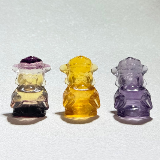 糖果螢石財神|天然水晶雕刻擺件|Candy Fluorite God of Wealth|聚財守護・調和磁場・提升靈感