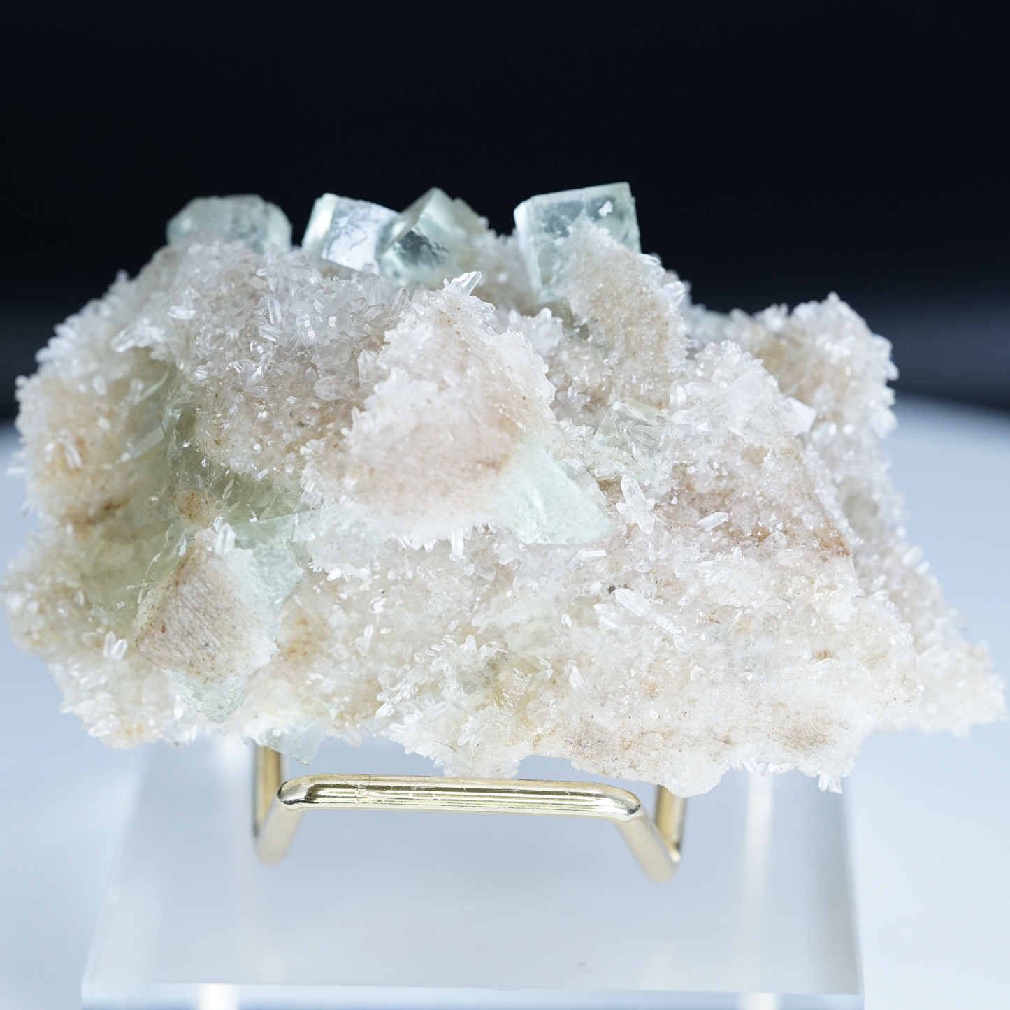 Fluorite crystal symbiotic mineral mark