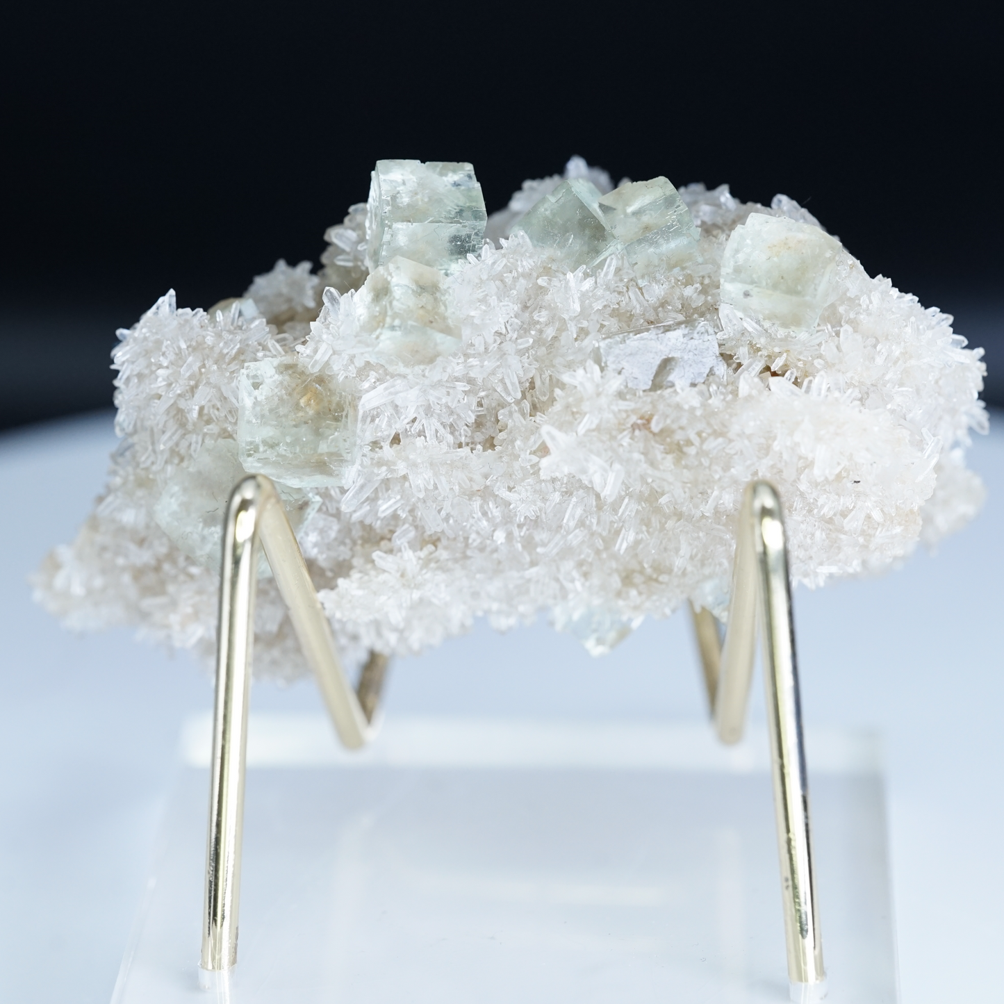 Fluorite crystal symbiotic mineral mark
