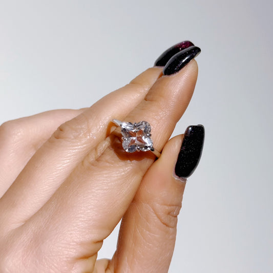 White crystal four-leaf clover four-prong ring