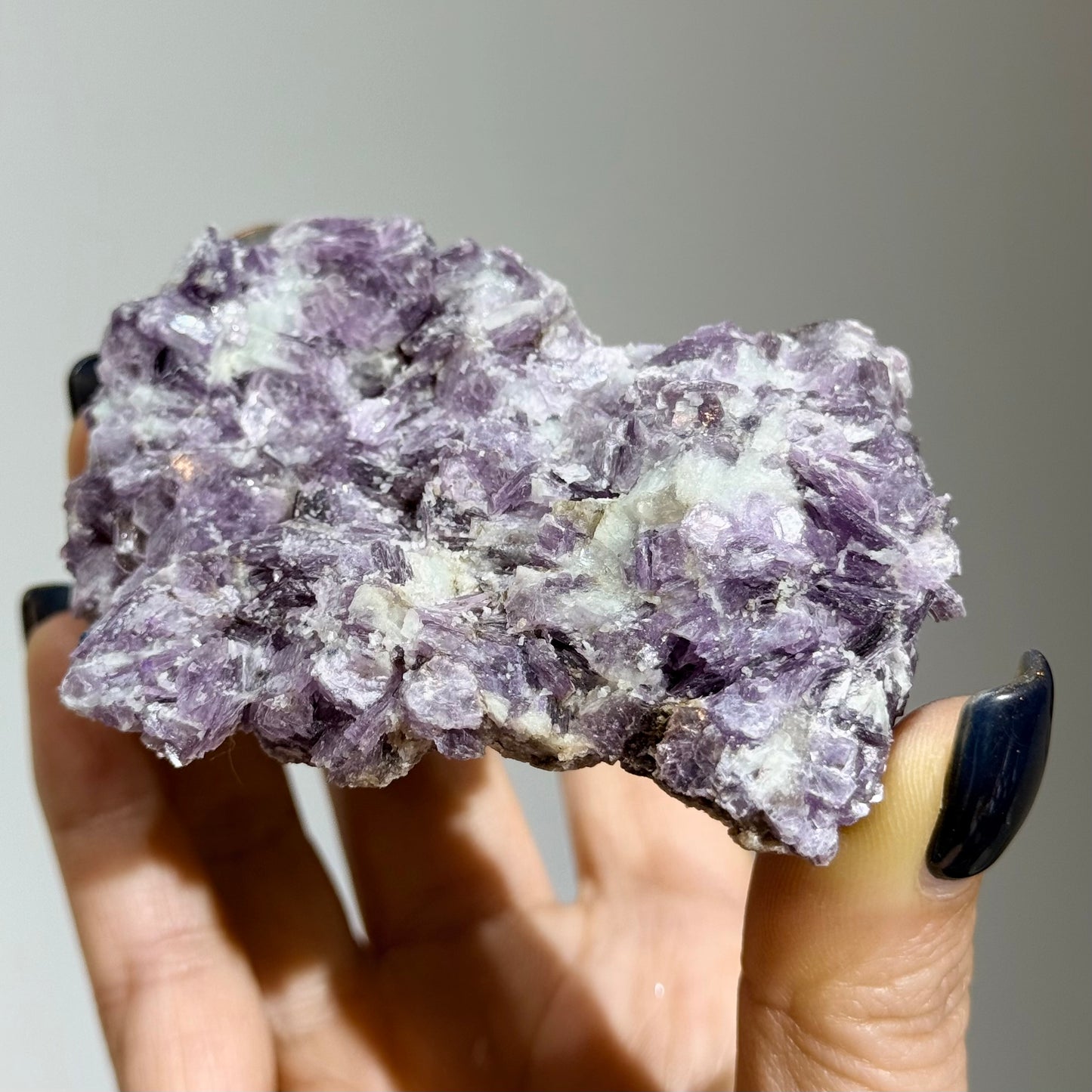 Purple mica raw stone