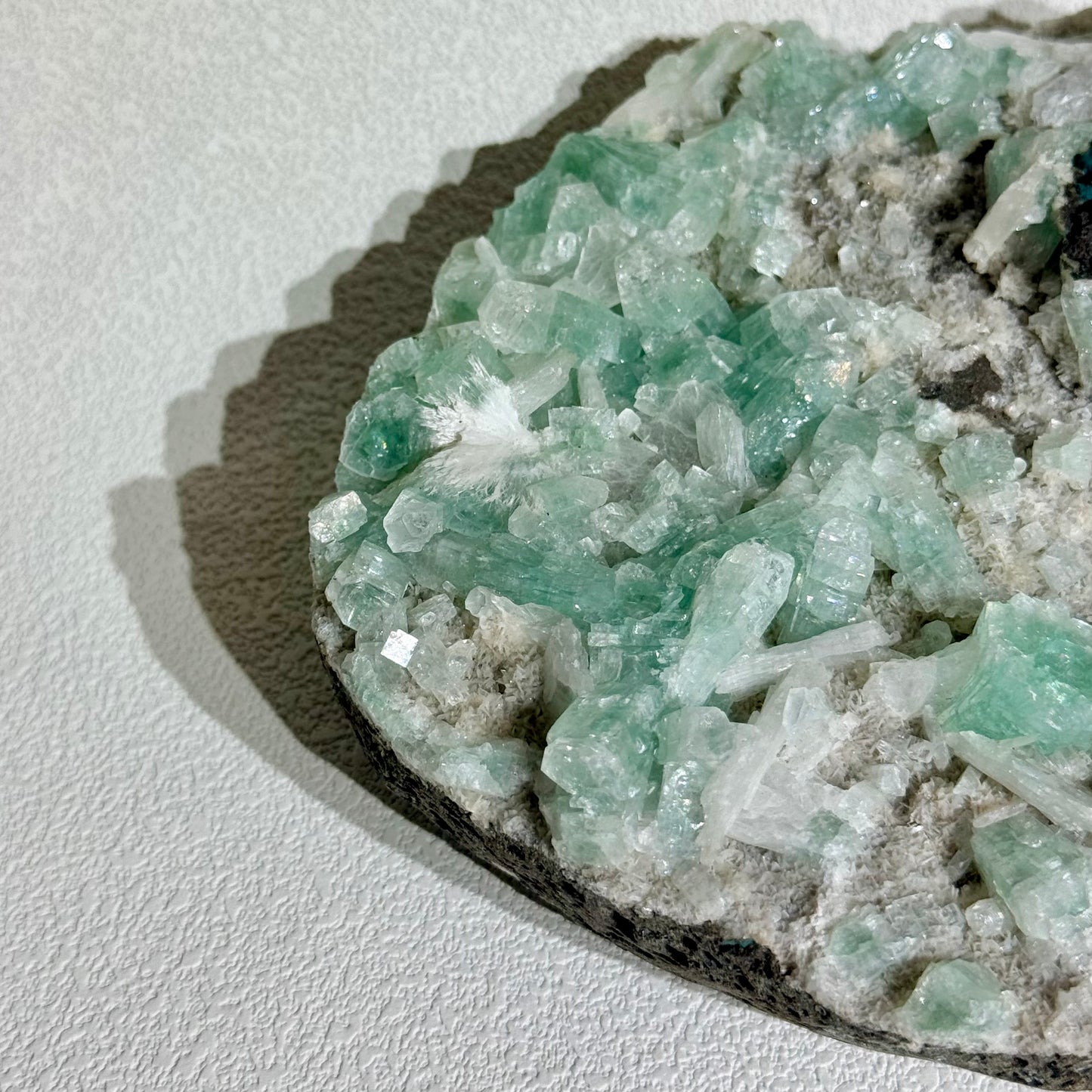 天然綠磷葉石沸石共生魚眼石|天然魚眼石|Green Phosphos Mineral & Zeolite with Apophyllite Cluster|情緒平衡・深層淨化・靈性覺察