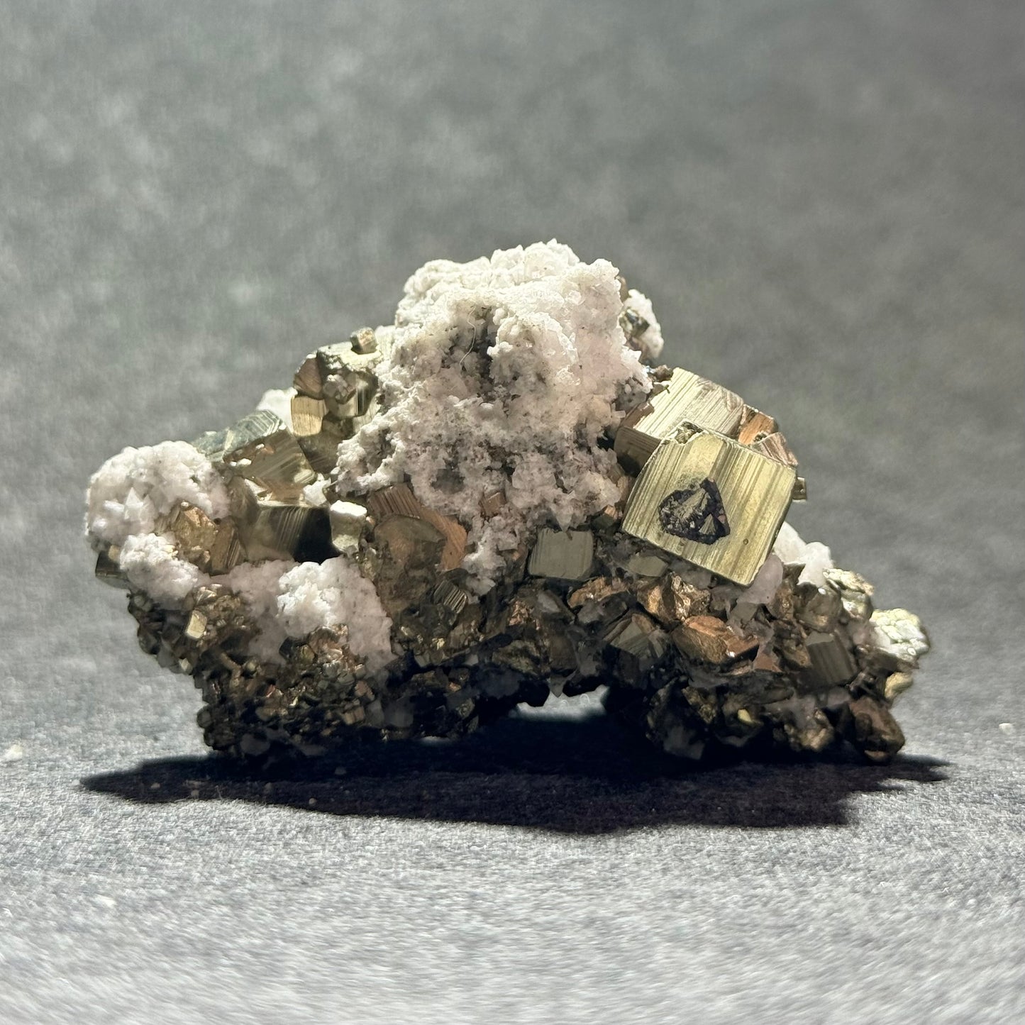 黃鐵礦白水晶共生礦標