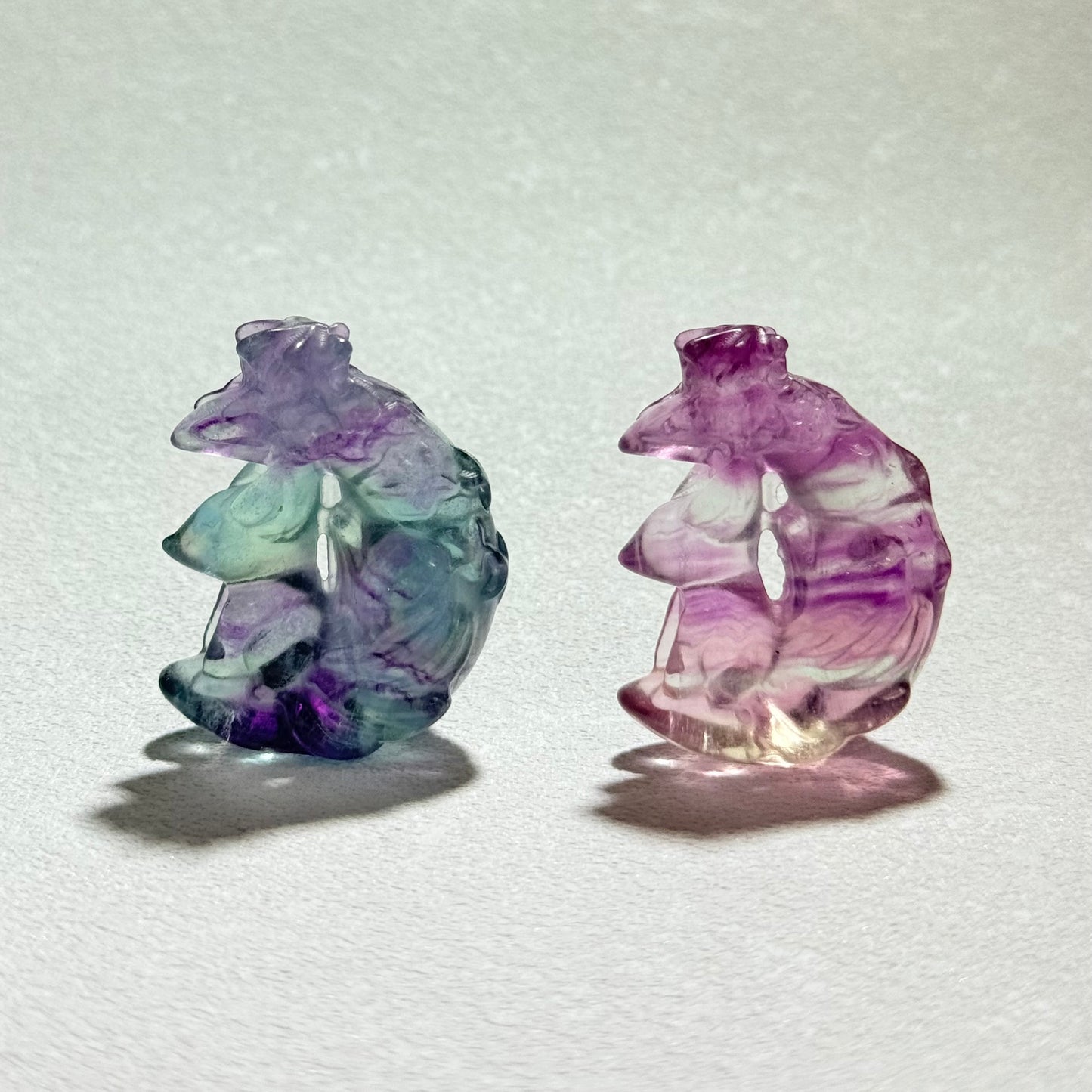 糖果螢石月亮九尾狐｜天然水晶雕刻｜Candy Fluorite Moon Nine‑Tailed Fox｜人緣桃花・情感守護・直覺啟動
