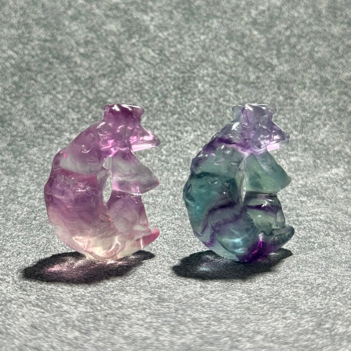 糖果螢石月亮九尾狐｜天然水晶雕刻｜Candy Fluorite Moon Nine‑Tailed Fox｜人緣桃花・情感守護・直覺啟動