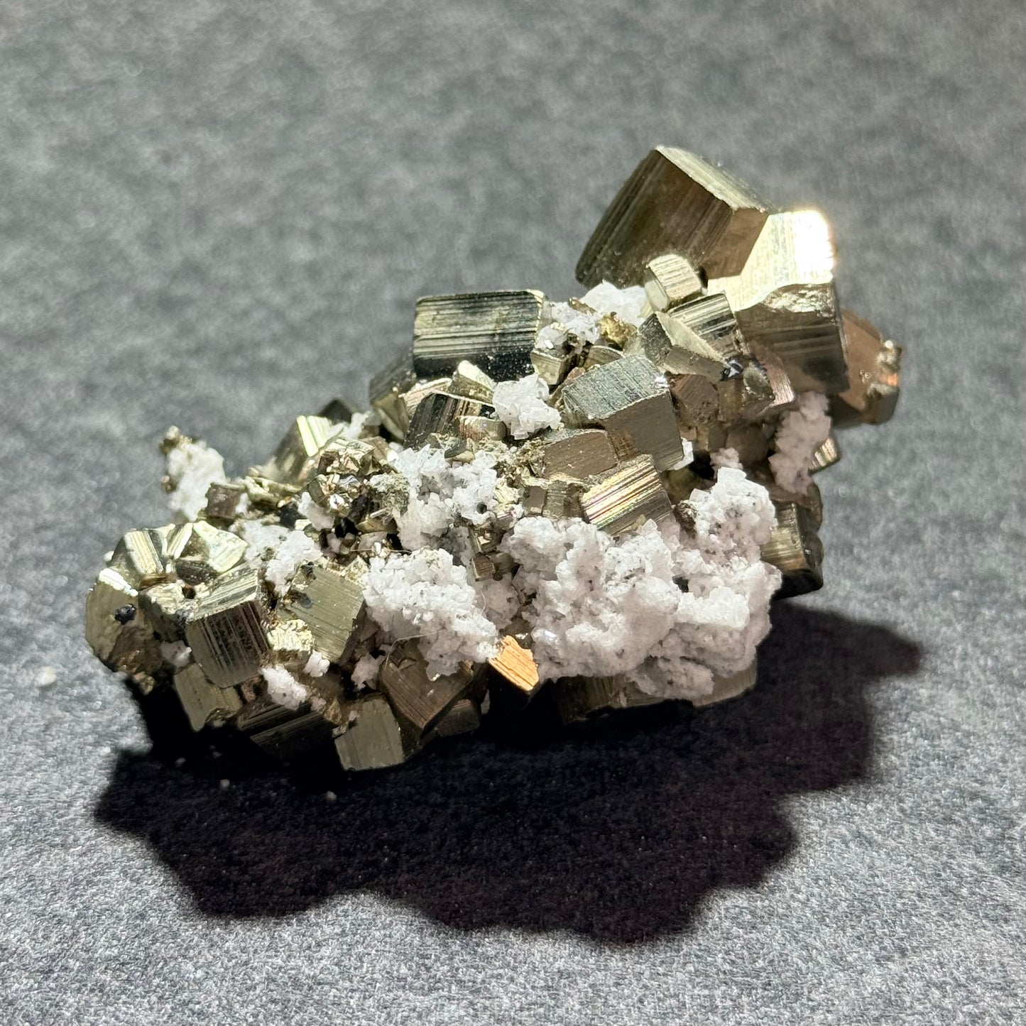 黃鐵礦白水晶共生礦標