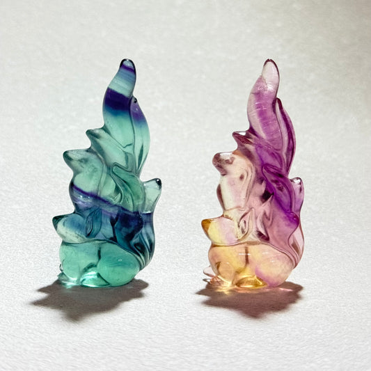 糖果螢石直立九尾狐｜天然水晶雕刻｜Candy Fluorite Nine‑Tailed Fox｜人緣桃花・事業貴人・靈感守護