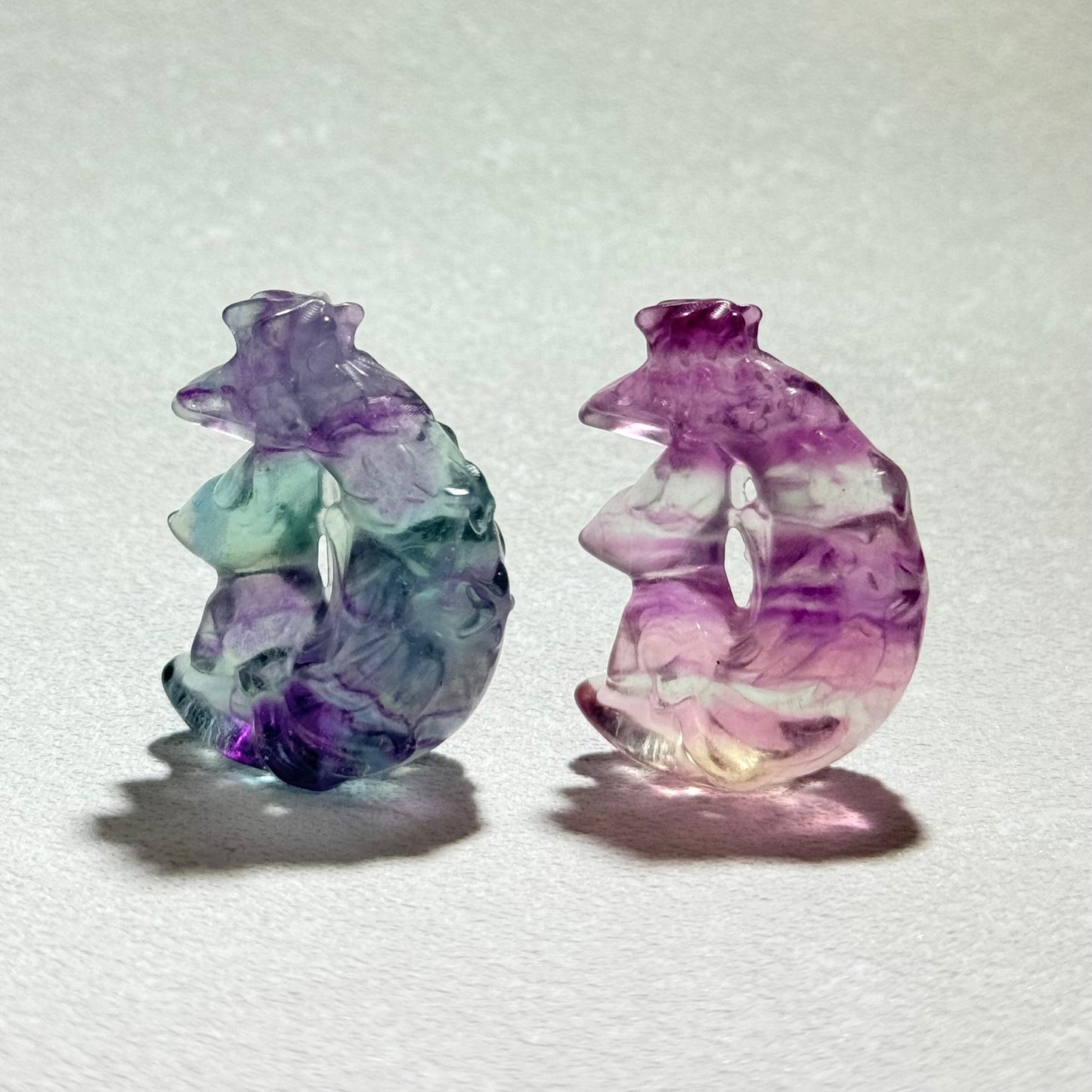 糖果螢石月亮九尾狐｜天然水晶雕刻｜Candy Fluorite Moon Nine‑Tailed Fox｜人緣桃花・情感守護・直覺啟動