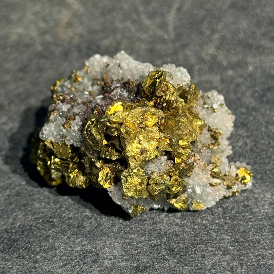 湖北大冶黃銅礦共生白水晶礦標｜天然銅鐵硫化物原礦｜Chalcopyrite with Quartz｜招財聚能・提升自信・淨化空間