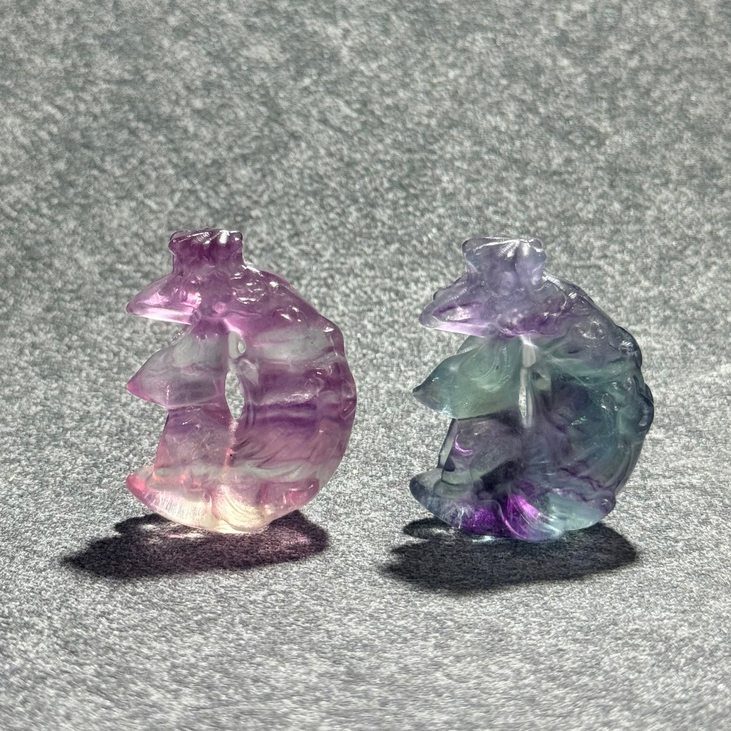糖果螢石月亮九尾狐｜天然水晶雕刻｜Candy Fluorite Moon Nine‑Tailed Fox｜人緣桃花・情感守護・直覺啟動