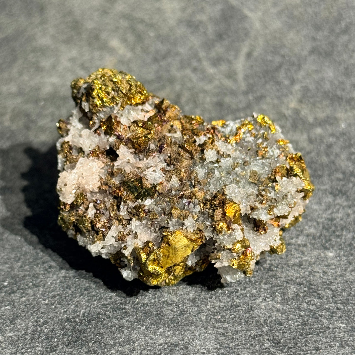 湖北大冶黃銅礦共生白水晶礦標｜天然銅鐵硫化物原礦｜Chalcopyrite with Quartz｜招財聚能・提升自信・淨化空間