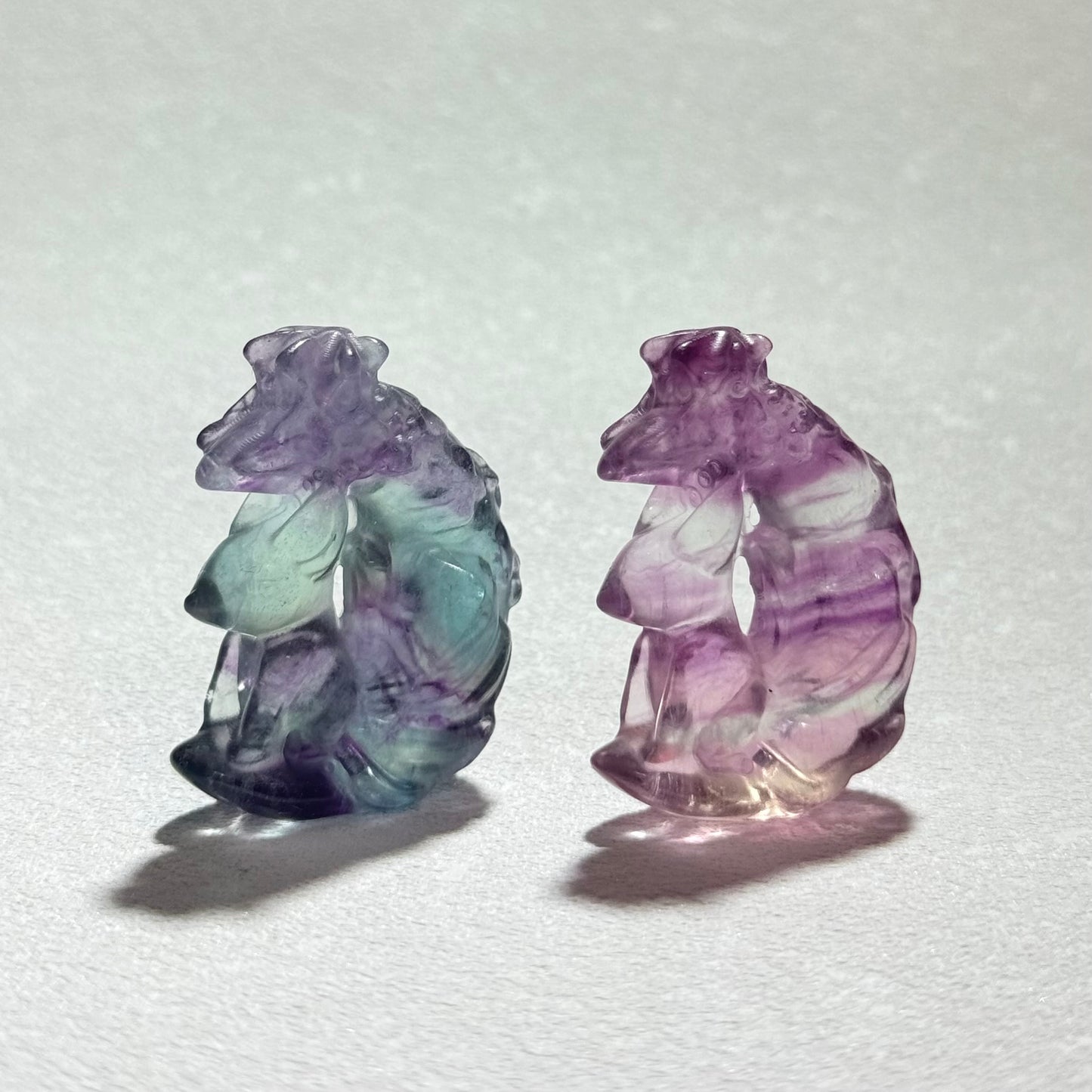 糖果螢石月亮九尾狐｜天然水晶雕刻｜Candy Fluorite Moon Nine‑Tailed Fox｜人緣桃花・情感守護・直覺啟動