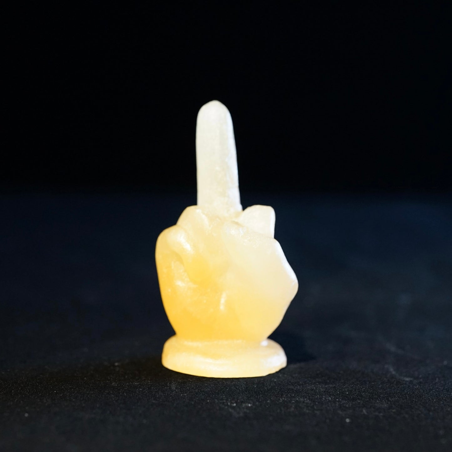 方解石中指雕刻擺件