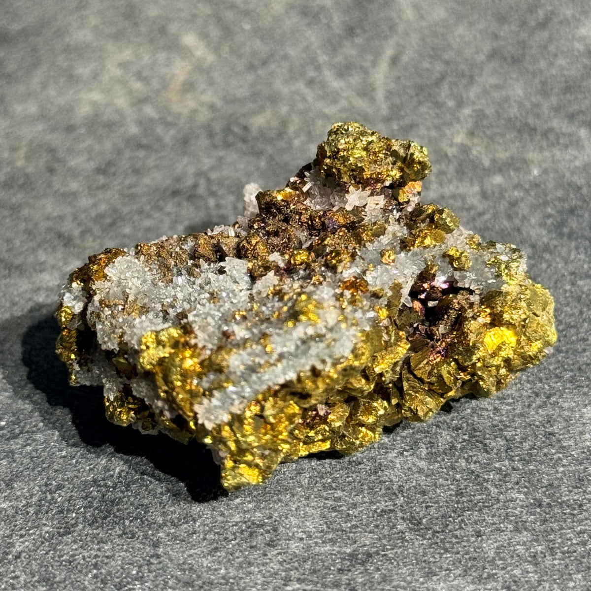 湖北大冶黃銅礦共生白水晶礦標｜天然銅鐵硫化物原礦｜Chalcopyrite with Quartz｜招財聚能・提升自信・淨化空間