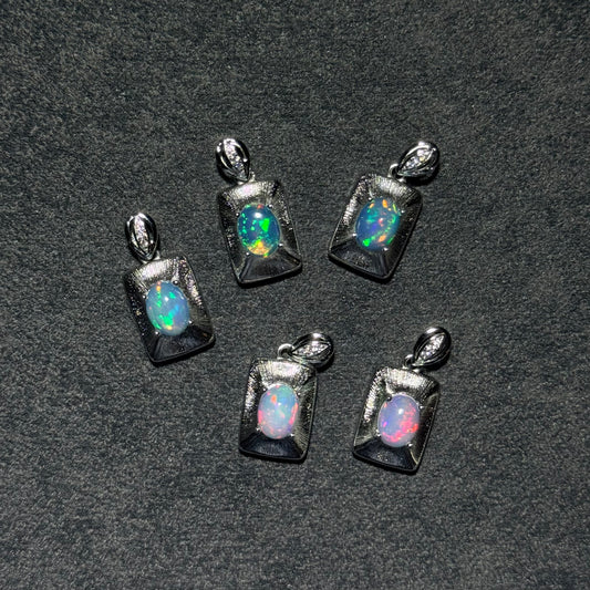 澳寶白銅拉絲工藝吊墜｜天然澳寶 Opal Pendant｜簡約拉絲質感・藍綠火彩・日常靈感頸鍊吊墜