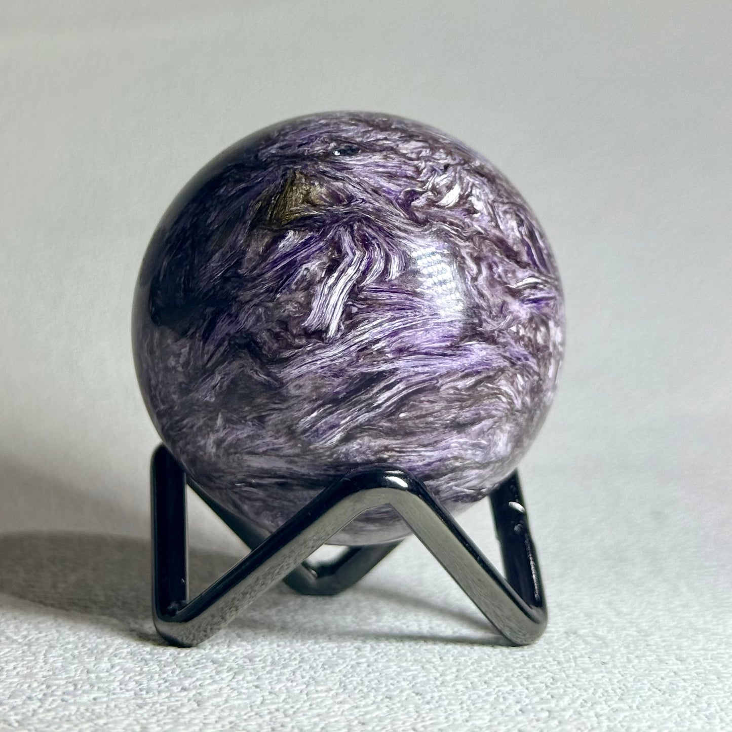 紫龍晶球 - 4.6cm｜天然水晶球｜Charoite Sphere｜轉化負能・靈性覺醒・情緒療癒・出入平安