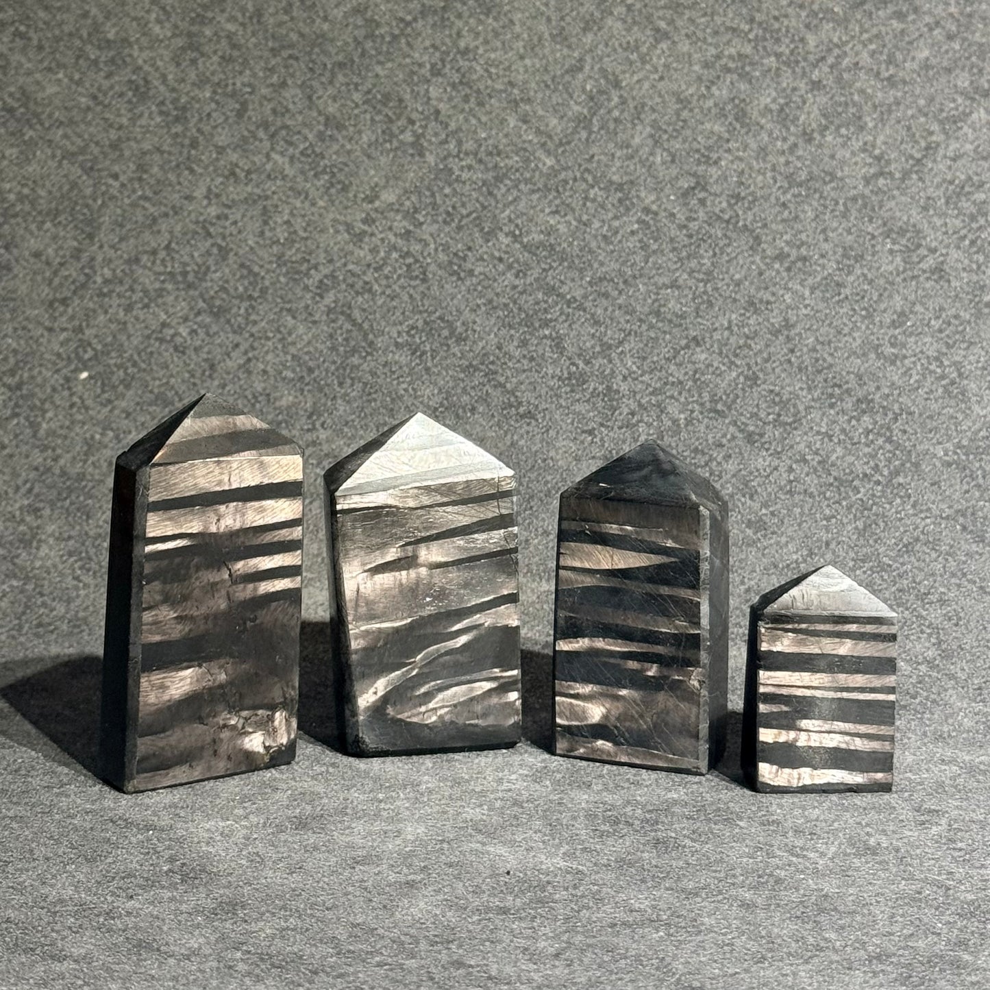 金運石能量柱｜天然紫蘇輝石水晶柱｜Hypersthene Tower｜招財聚能・穩定意志・防護負能量