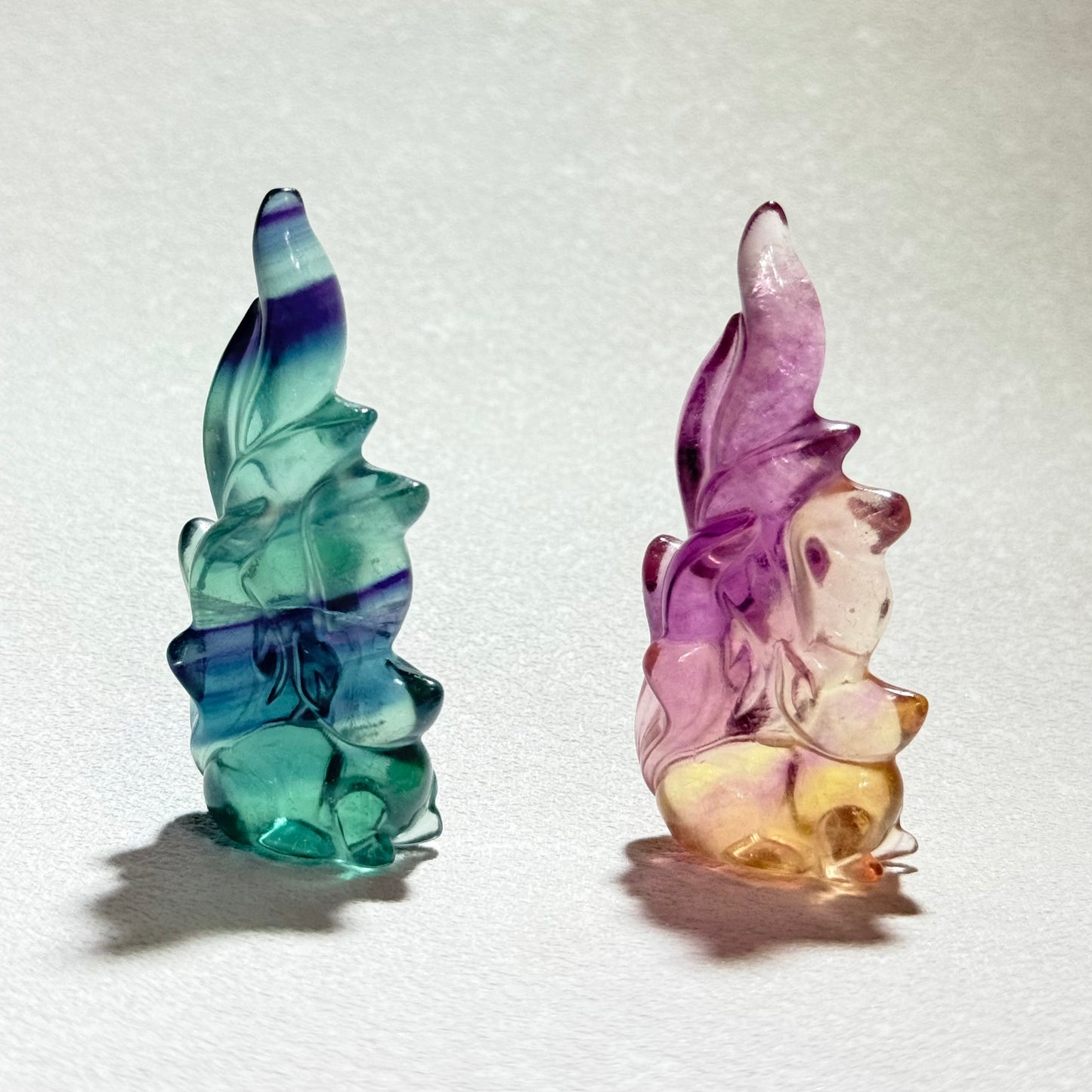 糖果螢石直立九尾狐｜天然水晶雕刻｜Candy Fluorite Nine‑Tailed Fox｜人緣桃花・事業貴人・靈感守護