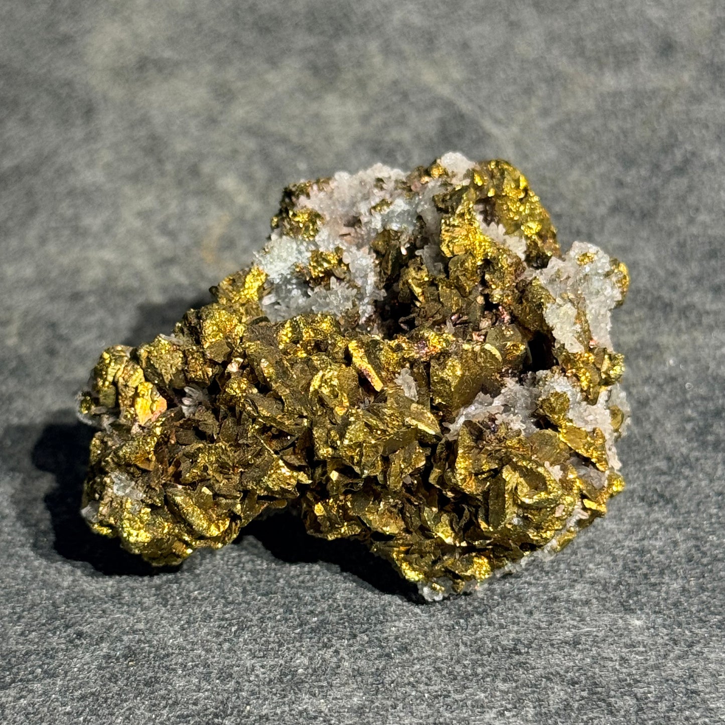 湖北大冶黃銅礦共生白水晶礦標｜天然銅鐵硫化物原礦｜Chalcopyrite with Quartz｜招財聚能・提升自信・淨化空間