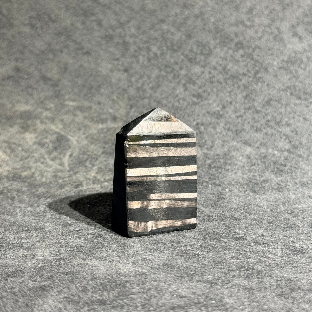 金運石能量柱｜天然紫蘇輝石水晶柱｜Hypersthene Tower｜招財聚能・穩定意志・防護負能量