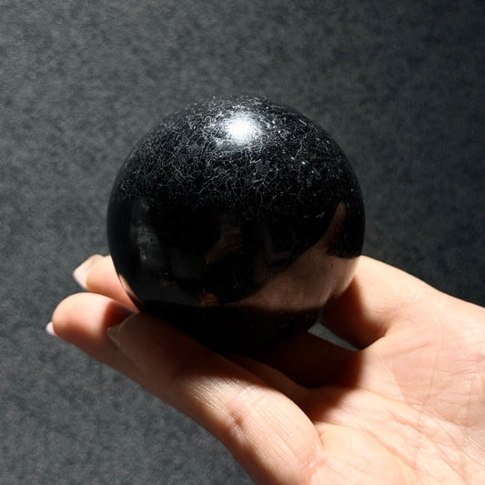 馬達加斯加黑碧璽球 - 5.8cm｜天然水晶球｜Black Tourmaline Sphere｜防小人・避邪擋煞・穩定情緒