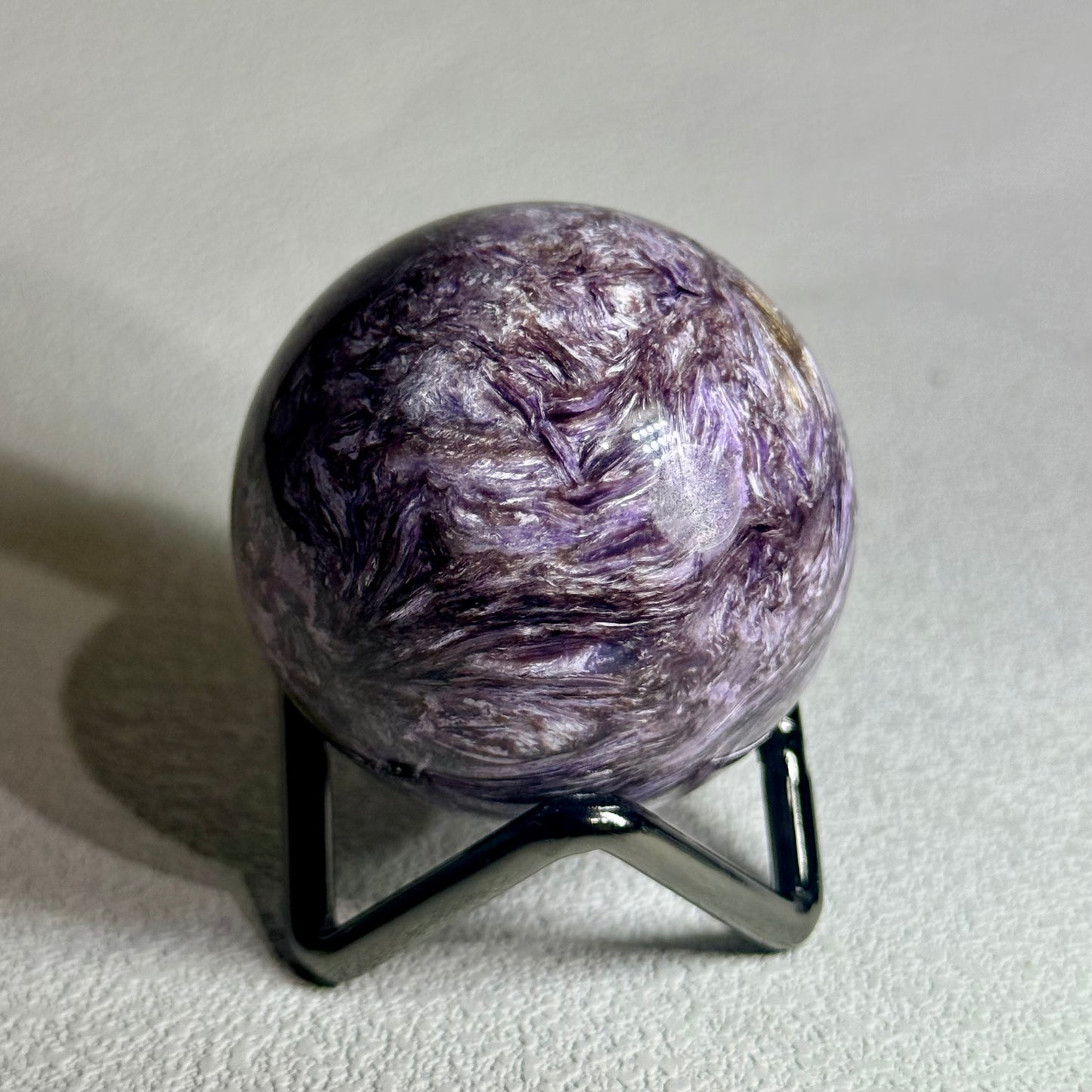 紫龍晶球 - 4.6cm｜天然水晶球｜Charoite Sphere｜轉化負能・靈性覺醒・情緒療癒・出入平安