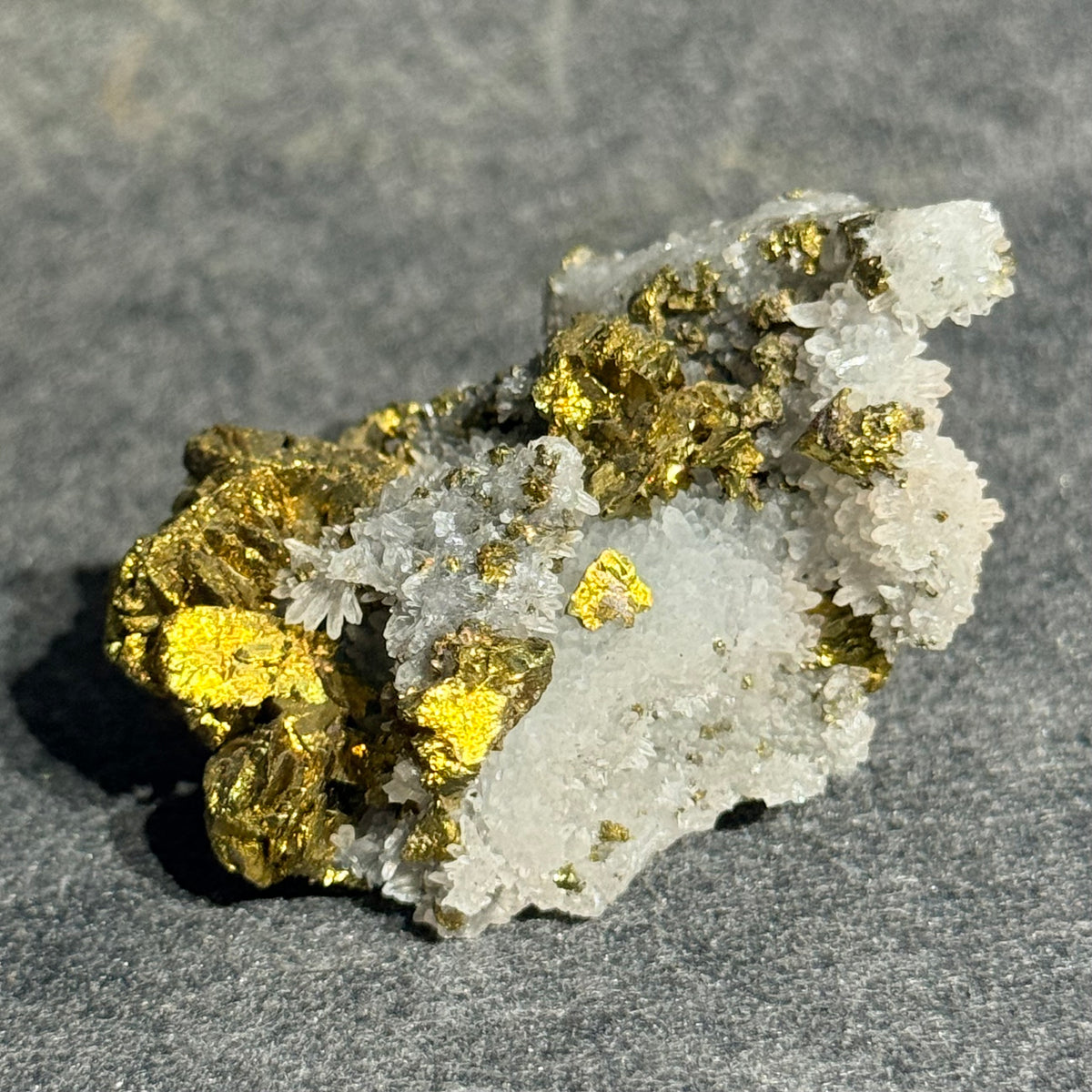 湖北大冶黃銅礦共生白水晶礦標｜天然銅鐵硫化物原礦｜Chalcopyrite with Quartz｜招財聚能・提升自信・淨化空間