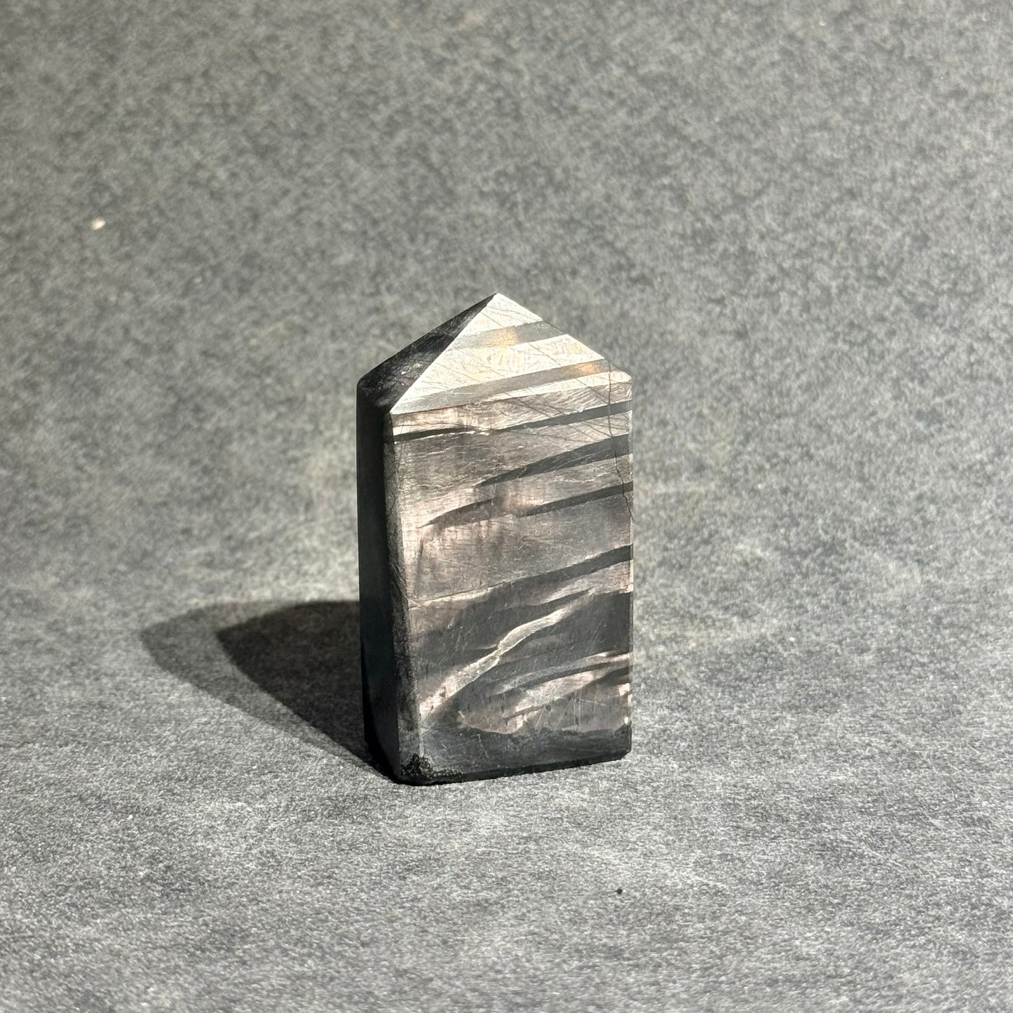 金運石能量柱｜天然紫蘇輝石水晶柱｜Hypersthene Tower｜招財聚能・穩定意志・防護負能量 (大)