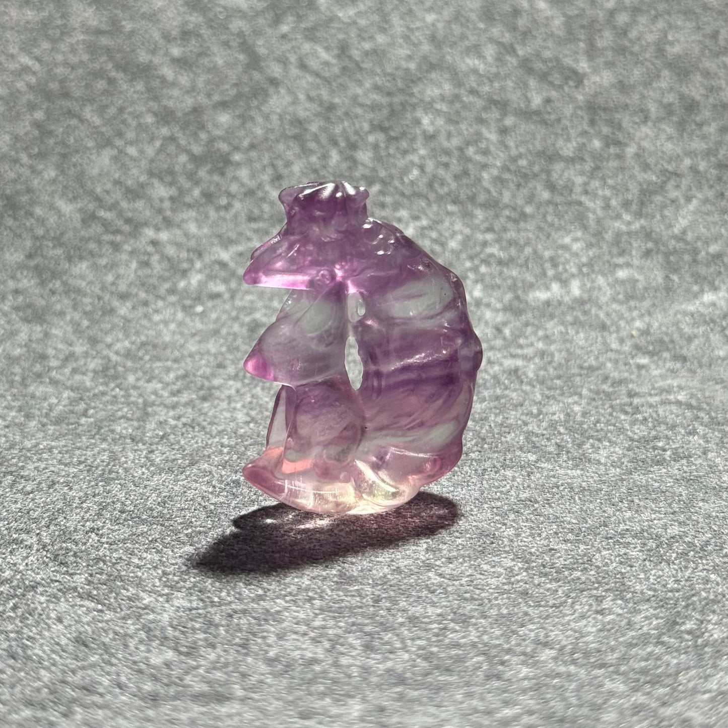 糖果螢石月亮九尾狐｜天然水晶雕刻｜Candy Fluorite Moon Nine‑Tailed Fox｜人緣桃花・情感守護・直覺啟動