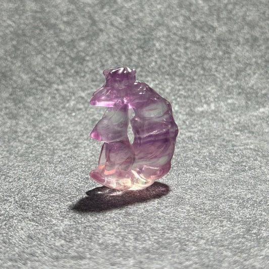 糖果螢石月亮九尾狐｜天然水晶雕刻｜Candy Fluorite Moon Nine‑Tailed Fox｜人緣桃花・情感守護・直覺啟動