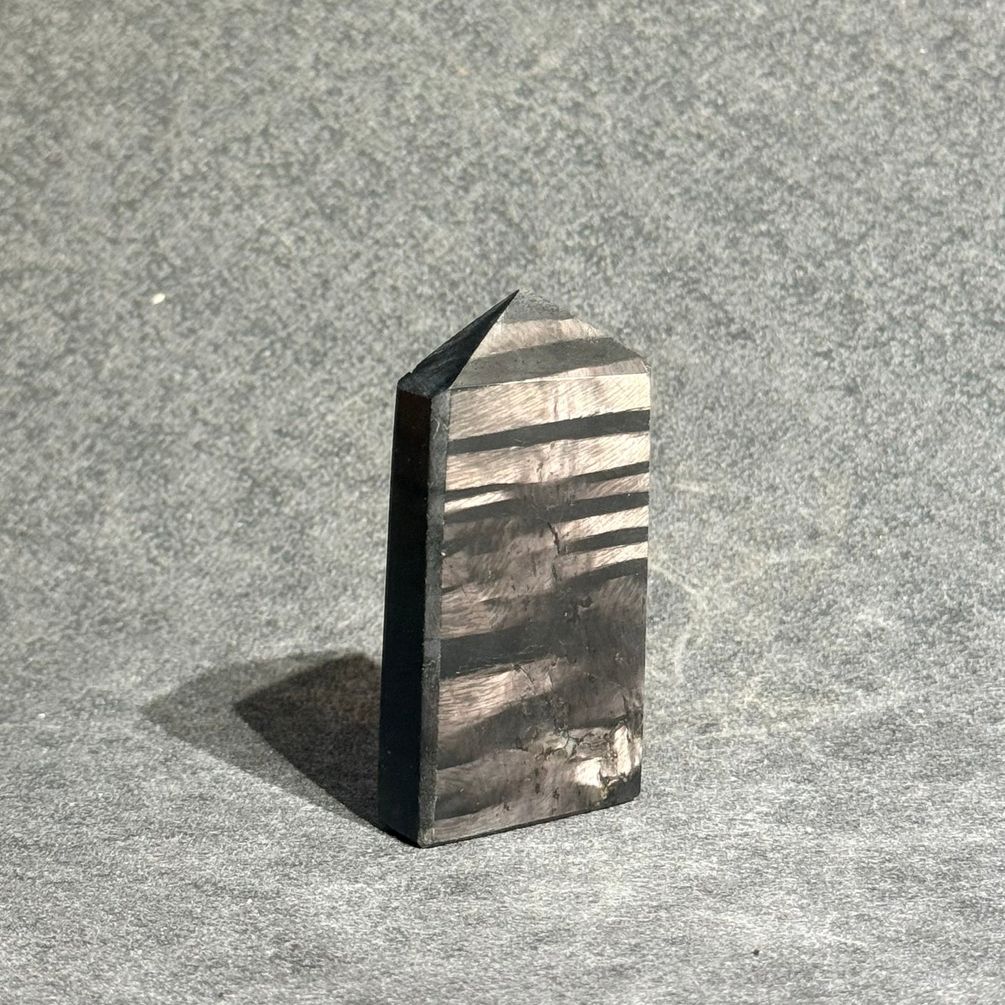 金運石能量柱｜天然紫蘇輝石水晶柱｜Hypersthene Tower｜招財聚能・穩定意志・防護負能量 (大)