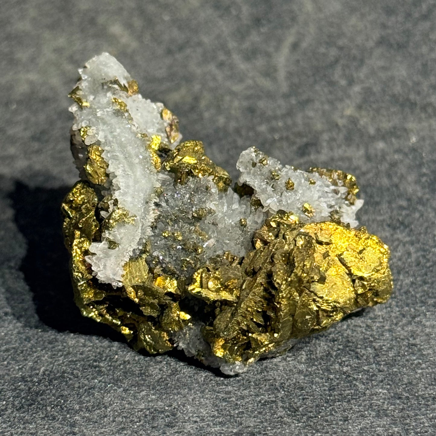 湖北大冶黃銅礦共生白水晶礦標｜天然銅鐵硫化物原礦｜Chalcopyrite with Quartz｜招財聚能・提升自信・淨化空間