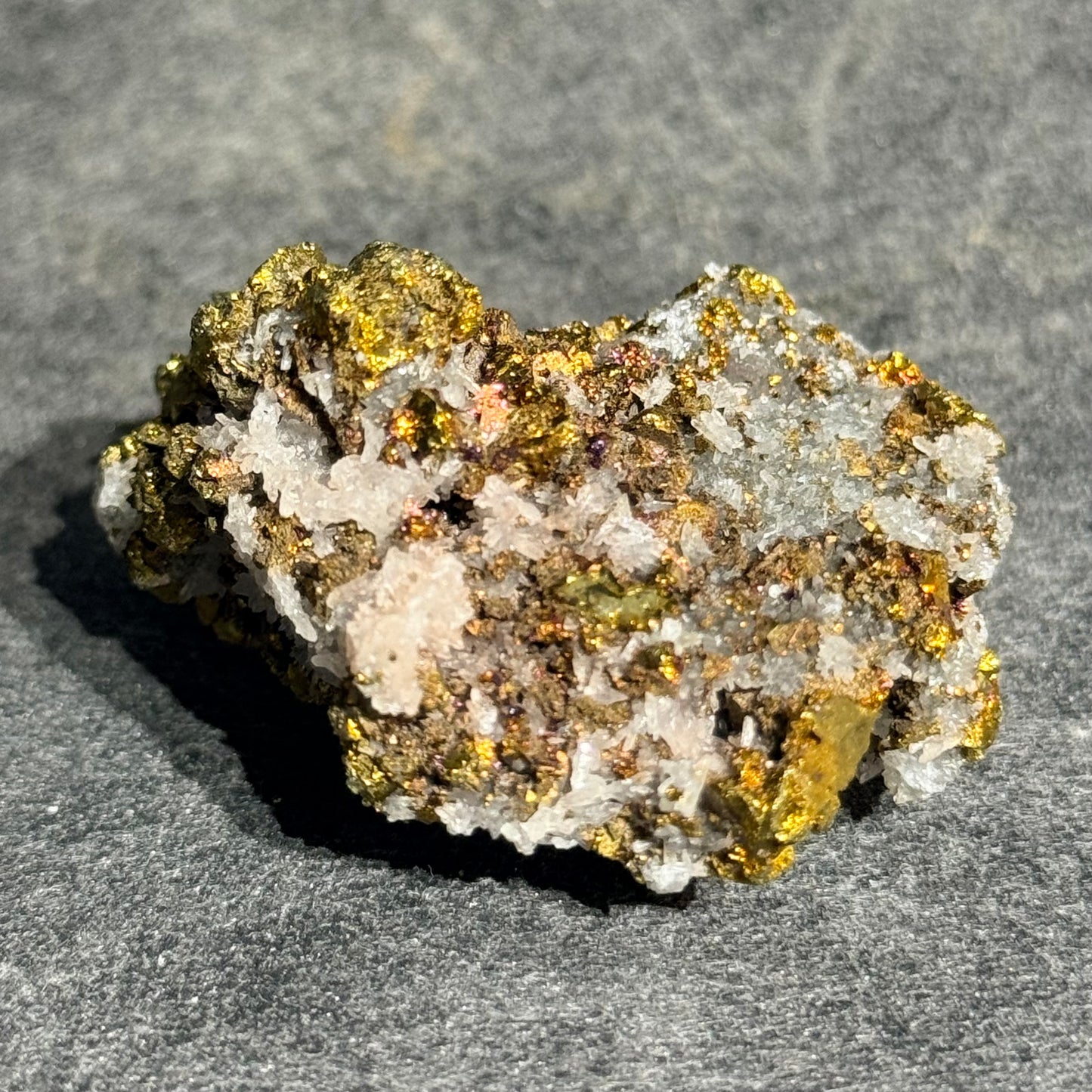 湖北大冶黃銅礦共生白水晶礦標｜天然銅鐵硫化物原礦｜Chalcopyrite with Quartz｜招財聚能・提升自信・淨化空間