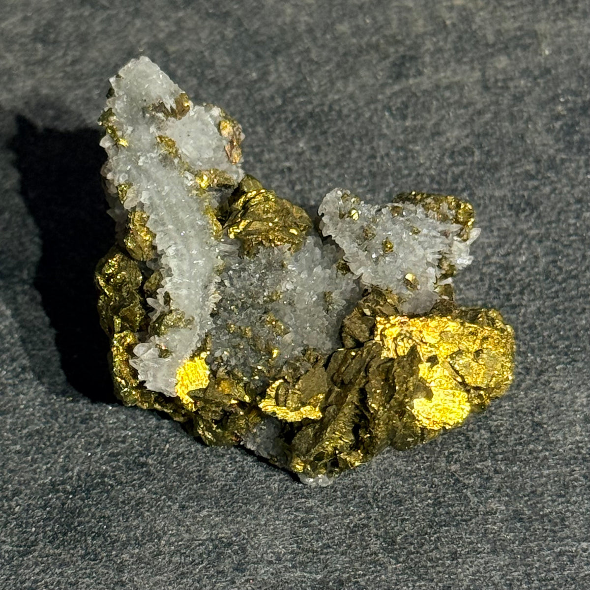 湖北大冶黃銅礦共生白水晶礦標｜天然銅鐵硫化物原礦｜Chalcopyrite with Quartz｜招財聚能・提升自信・淨化空間