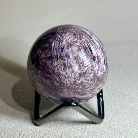 紫龍晶球 - 4.6cm｜天然水晶球｜Charoite Sphere｜轉化負能・靈性覺醒・情緒療癒・出入平安