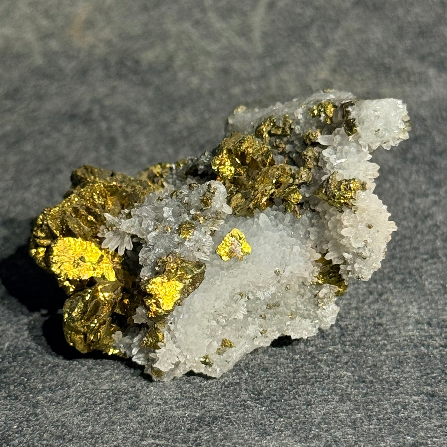 湖北大冶黃銅礦共生白水晶礦標｜天然銅鐵硫化物原礦｜Chalcopyrite with Quartz｜招財聚能・提升自信・淨化空間