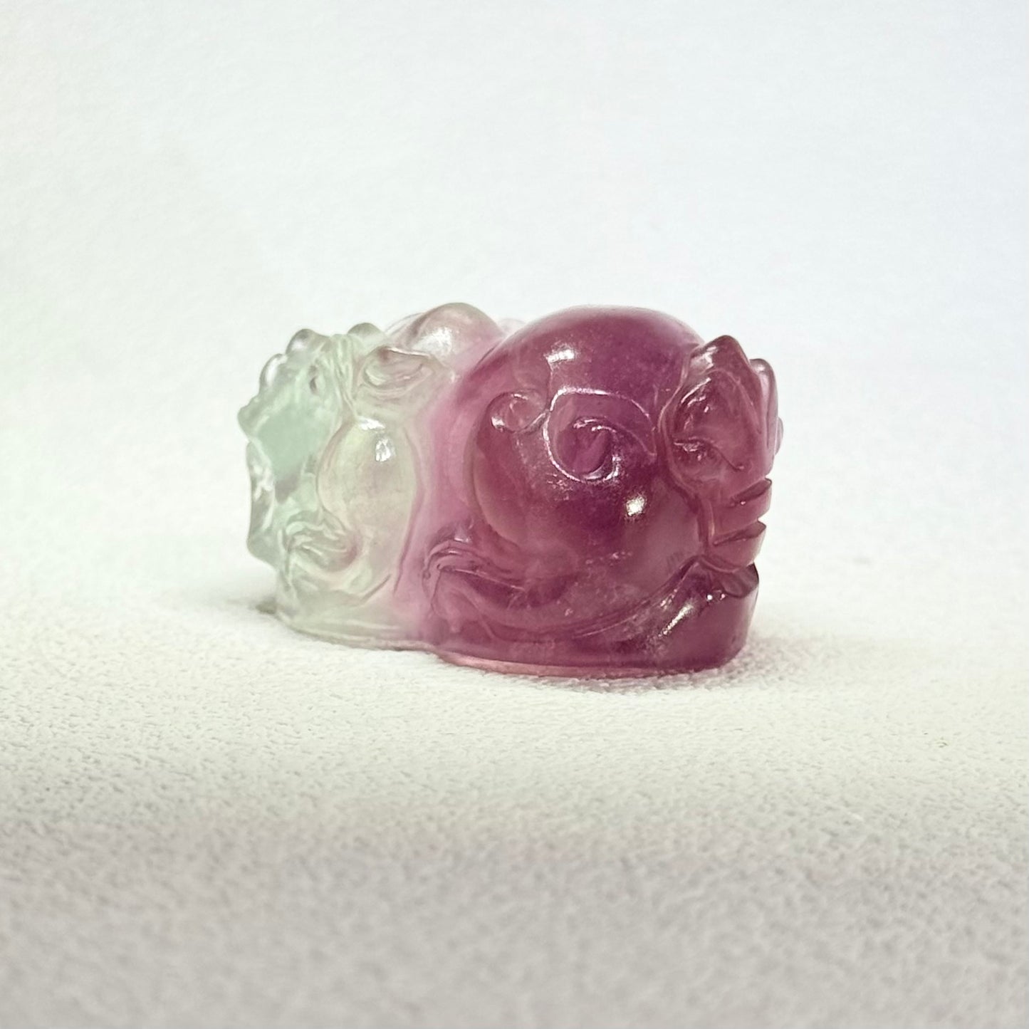 精品糖果千層貔貅｜天然千層螢石貔貅雕件｜Candy Layer Fluorite Pixiu｜招財聚氣・守財擋煞・提升專注