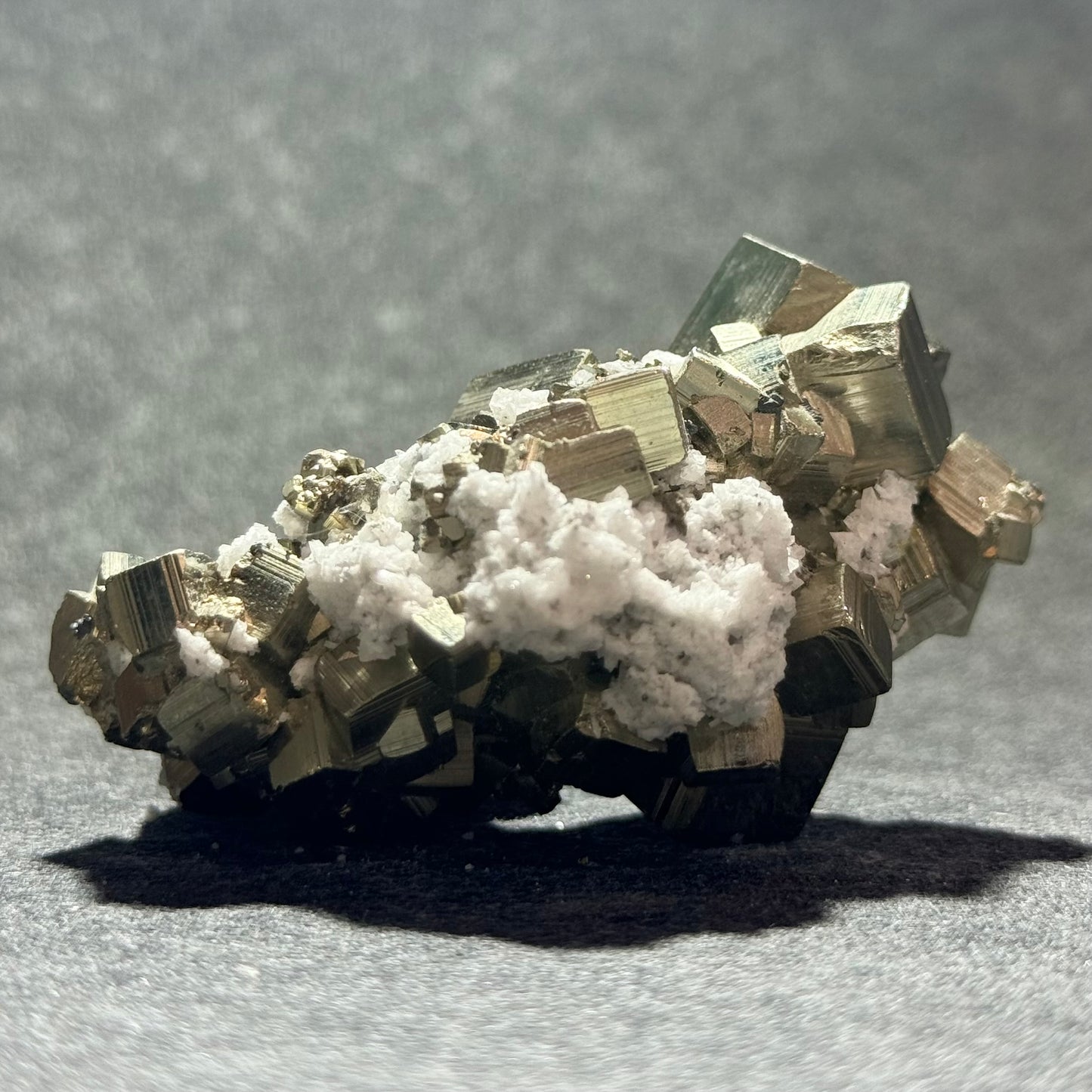黃鐵礦白水晶共生礦標